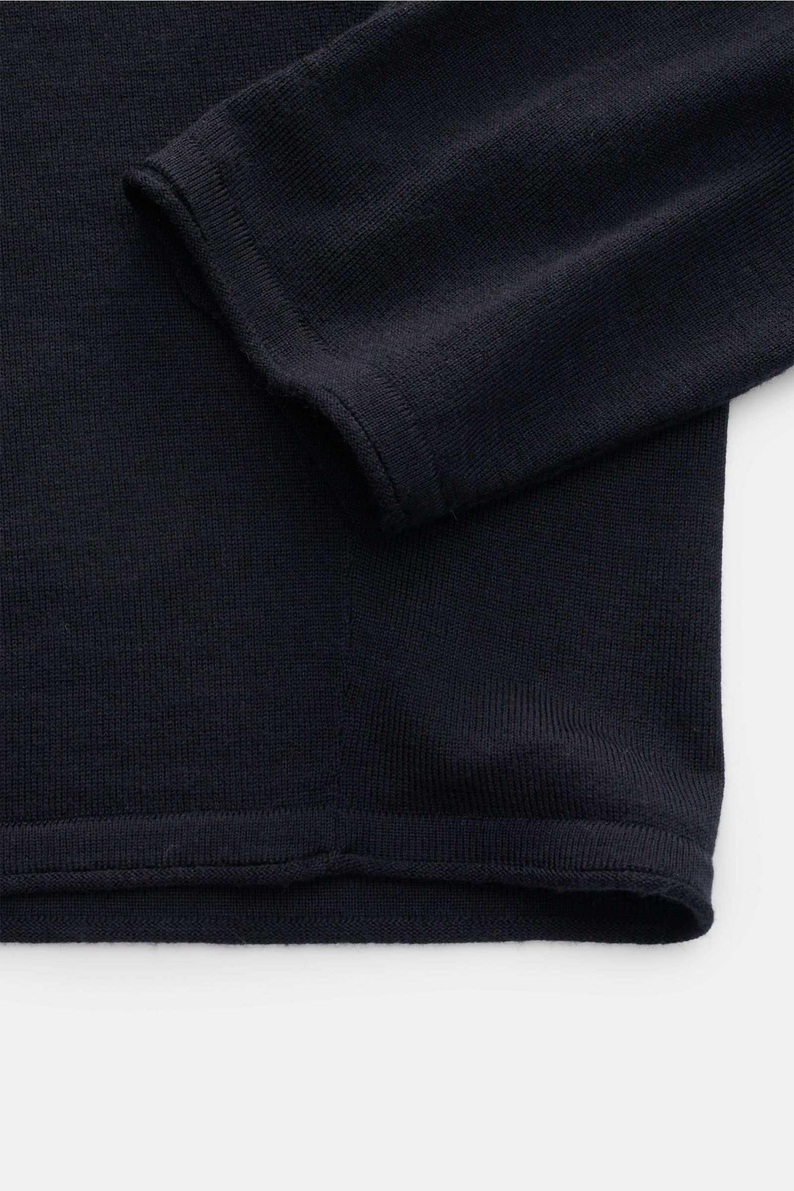 Close-up shot from above of the sleeve and hem of the Kiefermann Merino crew neck jumper 'Benjamin' dark navy, showing fine knit texture.

A luxurious basic piece: This crew neck jumper by KIEFERMANN offers maximum comfort in a timeless fine knit. It i