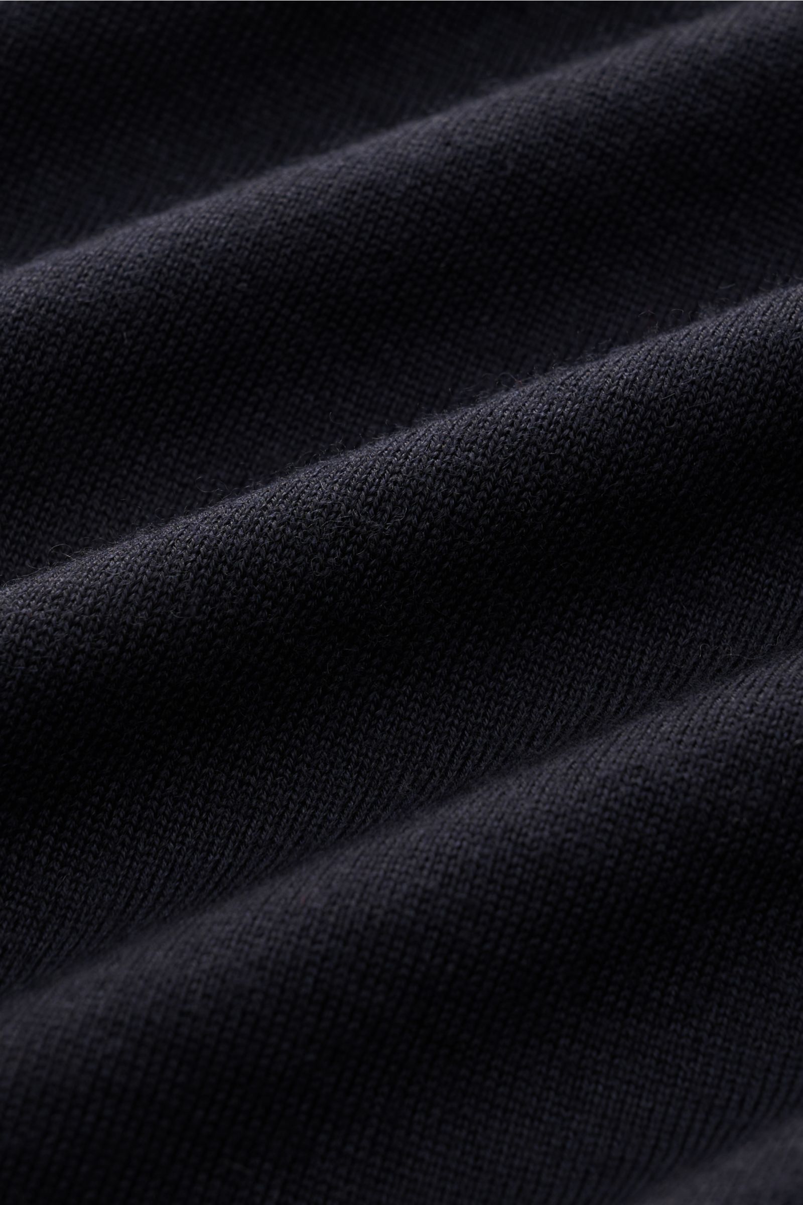 Close-up front view of dark navy fabric texture of Kiefermann Merino crew neck jumper 'Benjamin' in very fine knit.

A luxurious basic piece: This crew neck jumper by KIEFERMANN offers maximum comfort in a timeless fine knit. It is the ideal layering p