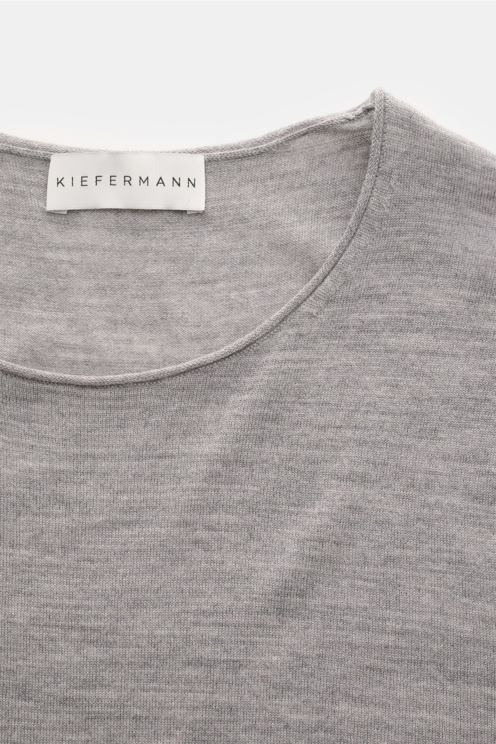 Close-up top view of Kiefermann Merino crew neck jumper 'Benjamin' grey mottled showing fine knit texture and crew neckline.

A luxurious basic piece: This crew neck jumper by KIEFERMANN offers maximum comfort in a timeless fine knit. It is the ideal l