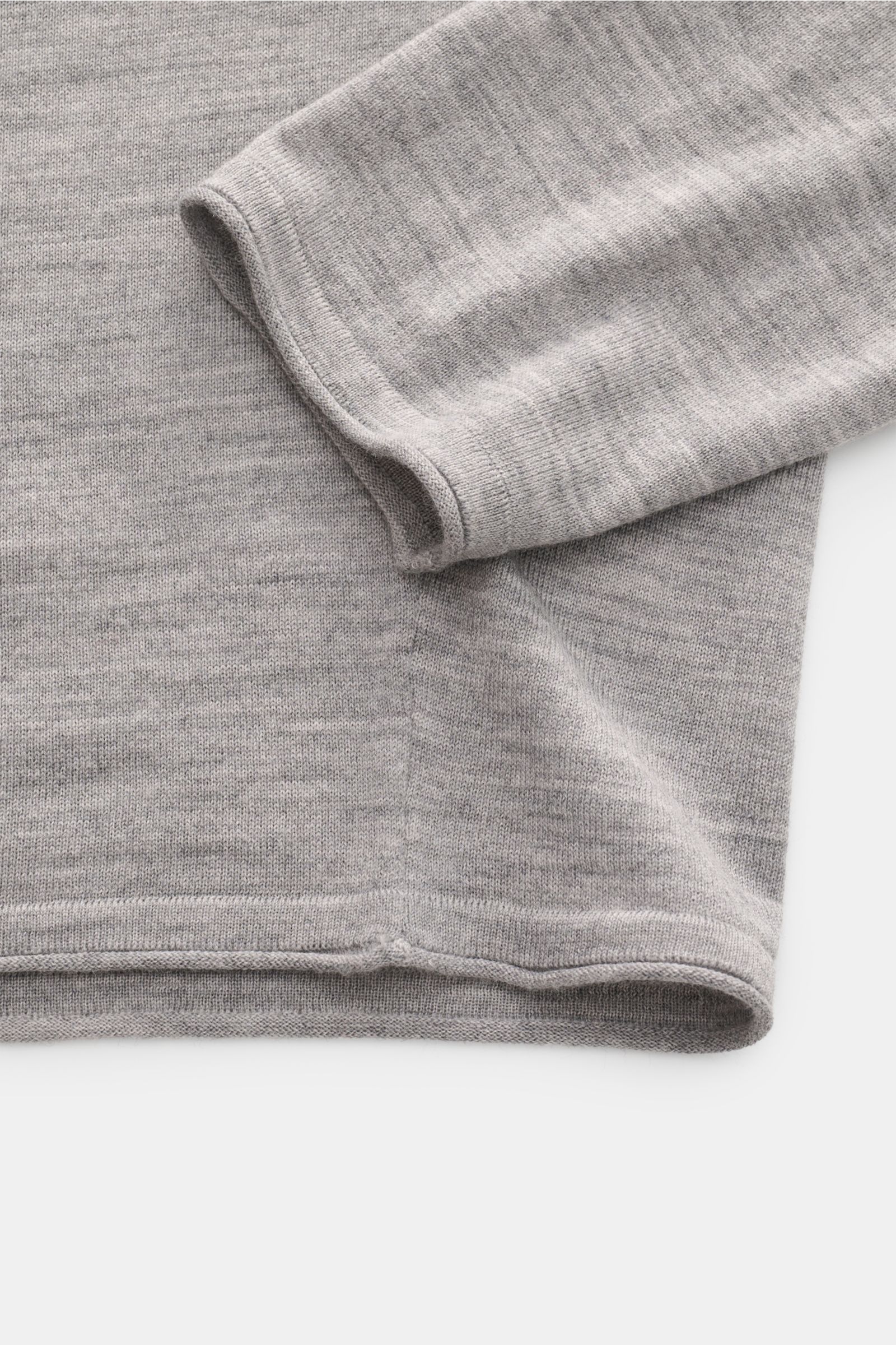 Close-up front view of the Kiefermann Merino crew neck jumper 'Benjamin' grey mottled showing fine knit, soft pure merino wool, regular fit, and crew neck.

A luxurious basic piece: This crew neck jumper by KIEFERMANN offers maximum comfort in a timele