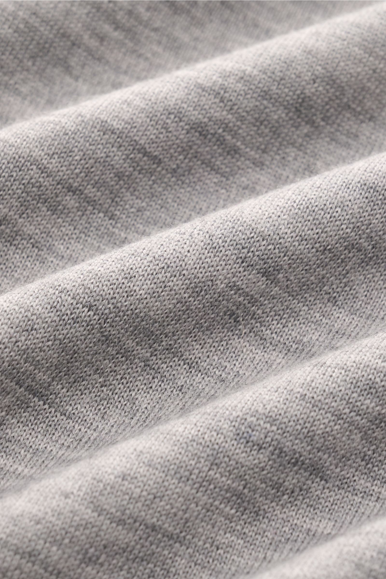Close-up, angled view of the fine knit texture of the Kiefermann Merino crew neck jumper 'Benjamin' grey mottled, showing soft pure merino wool fabric.

A luxurious basic piece: This crew neck jumper by KIEFERMANN offers maximum comfort in a timeless f