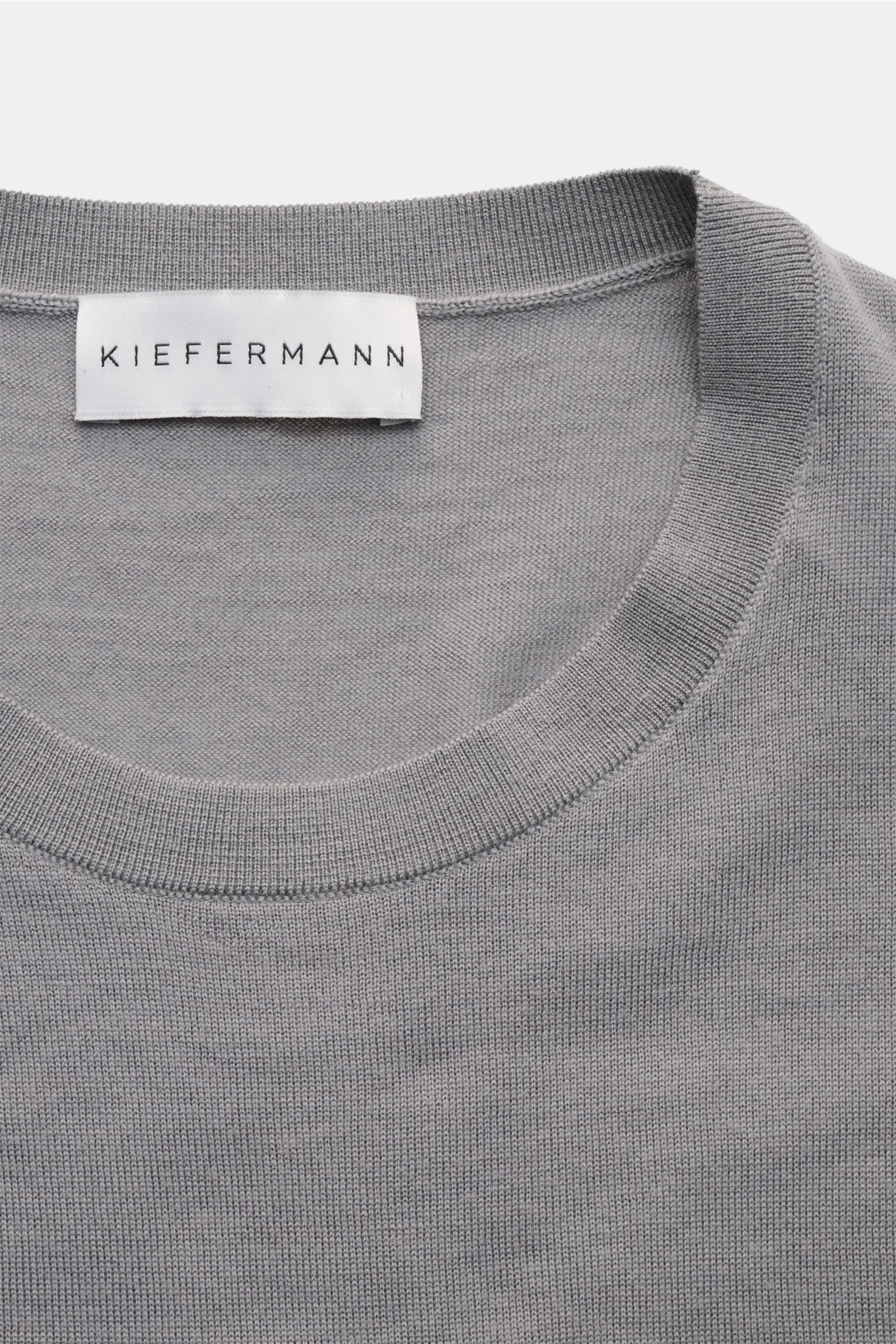 Kiefermann Merino Rundhalspullover 'Marleys' grau, Slim Fit, aus reiner Merinowolle, weicher Griff, feines Strickbild, Rundhalsausschnitt, Nahaufnahme von oben.