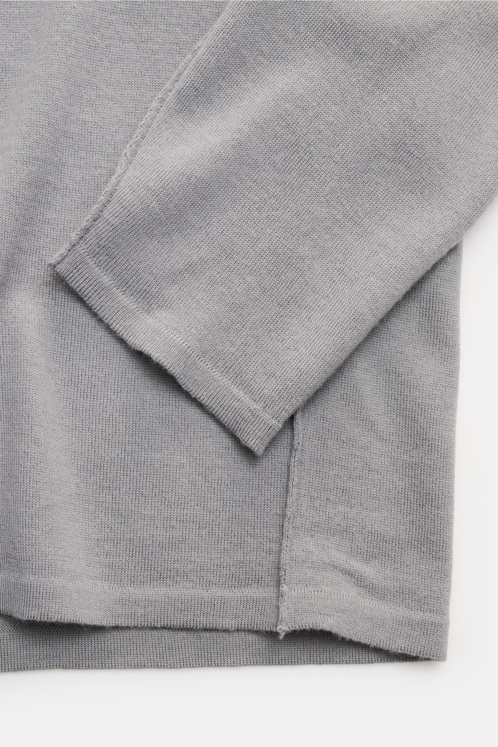 Kiefermann Merino Rundhalspullover 'Marleys' grau in Nahaufnahme von oben, feines Feinstrick-Design, Slim Fit, Rundhalsausschnitt, reine Merinowolle, weicher Griff, ideal als Layering-Piece.