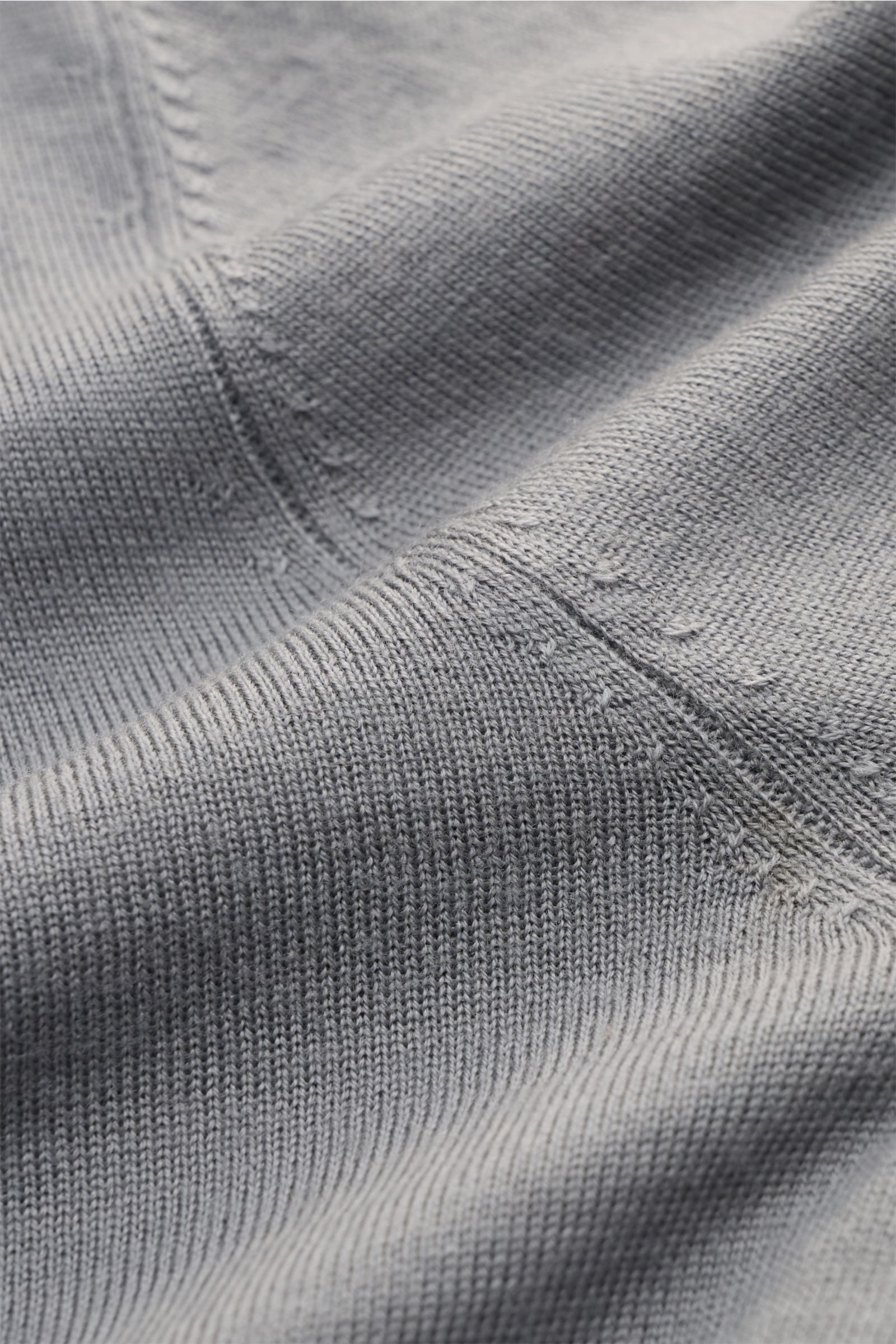 Nahaufnahme des Kiefermann Merino Rundhalspullover 'Marleys' grau, feines Strickbild, reine Merinowolle, weicher Griff, Slim Fit, Rundhalsausschnitt.