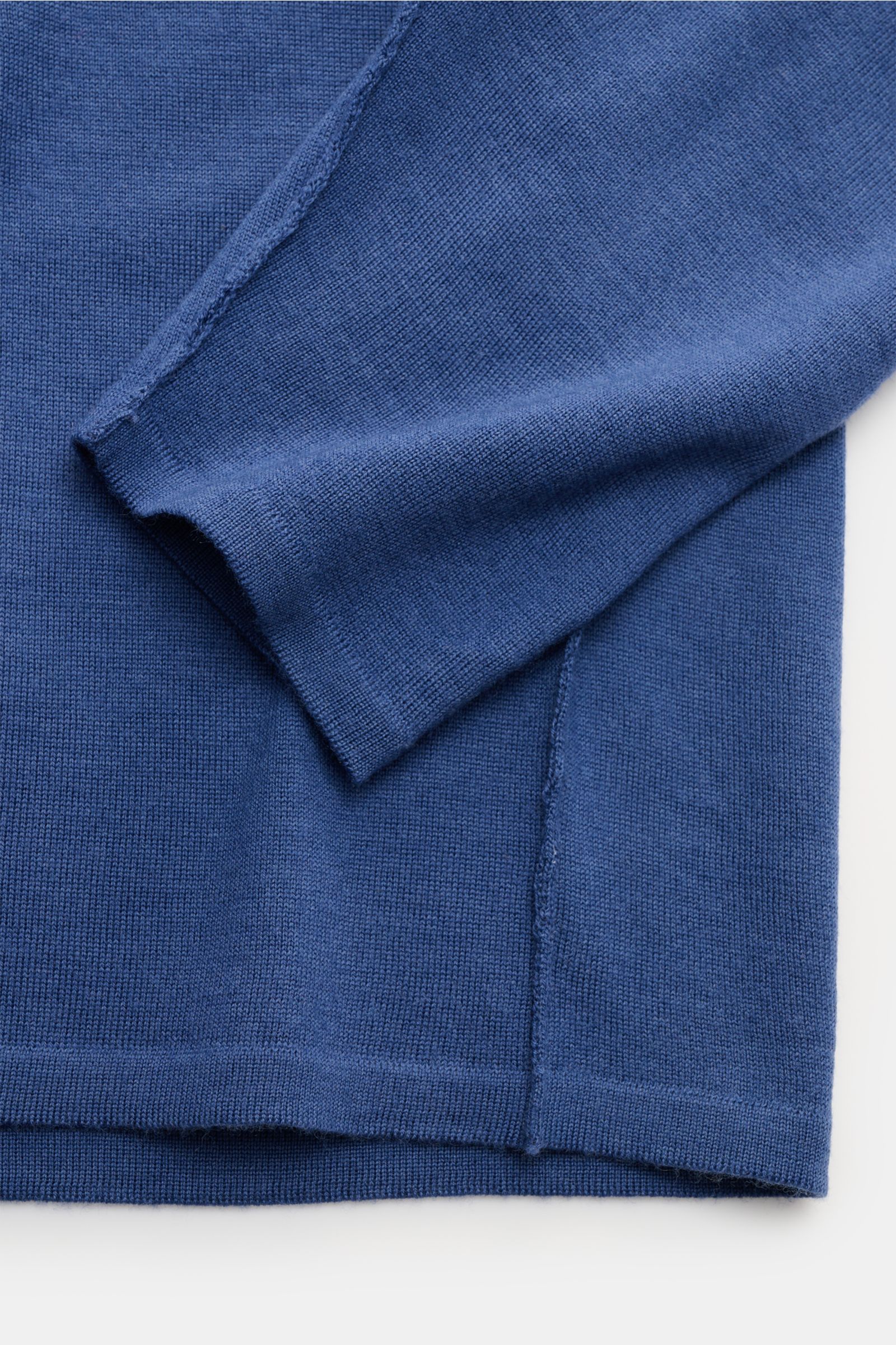 Nahaufnahme des dunkelblauen Kiefermann Merino Rundhalspullover 'Marleys' in Slim Fit, weichem Griff und feinem Strickbild mit Rundhalsausschnitt.