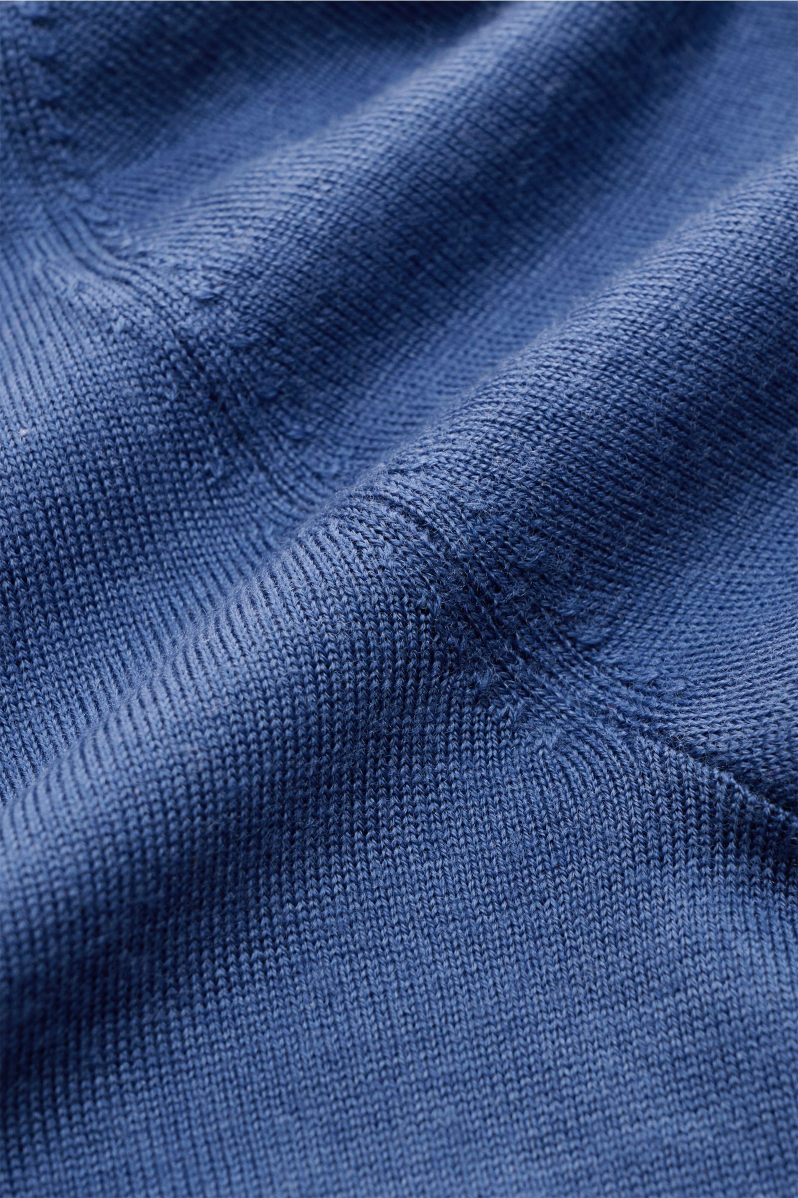 Nahaufnahme des Kiefermann Merino Rundhalspullover 'Marleys' dunkelblau, feines Strickbild, weicher Griff, reine Merinowolle.
