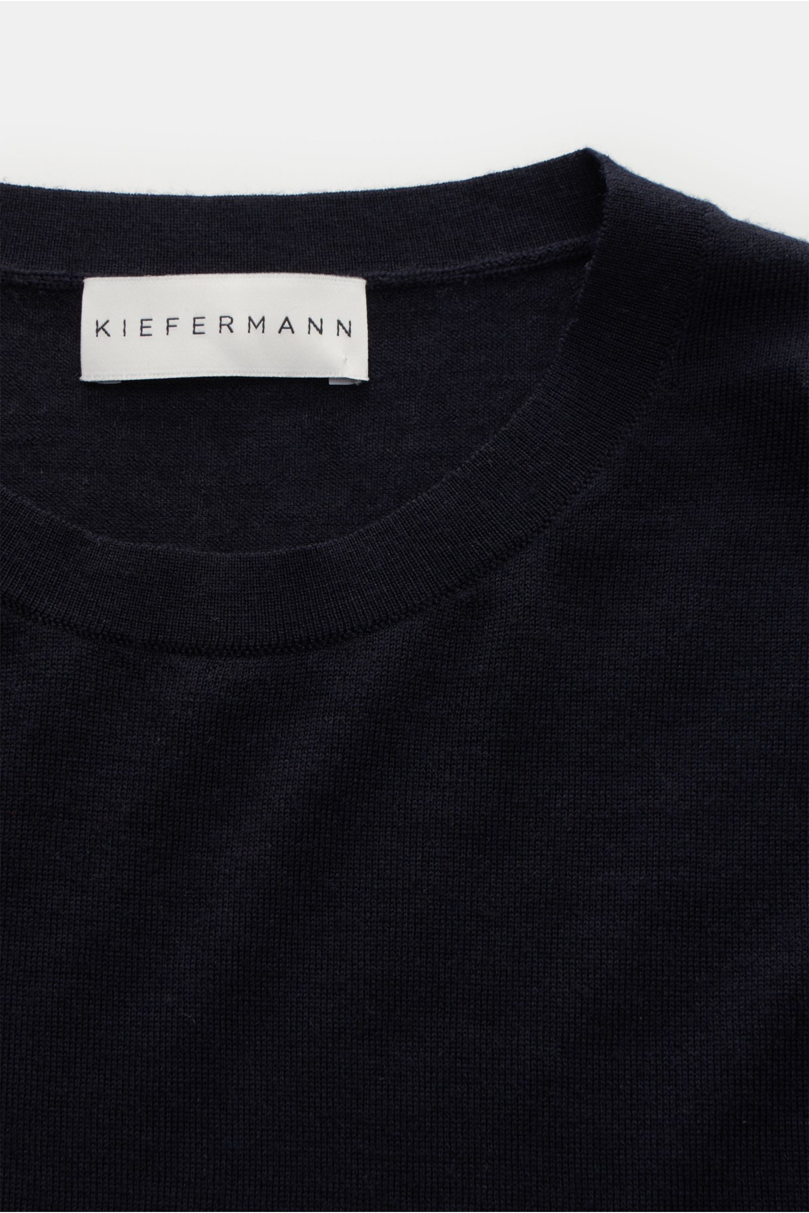 Kiefermann Merino Rundhalspullover 'Marleys' navy in Nahaufnahme von oben, Slim Fit, reine Merinowolle, weicher Griff, feines Strickbild, Rundhalsausschnitt.
