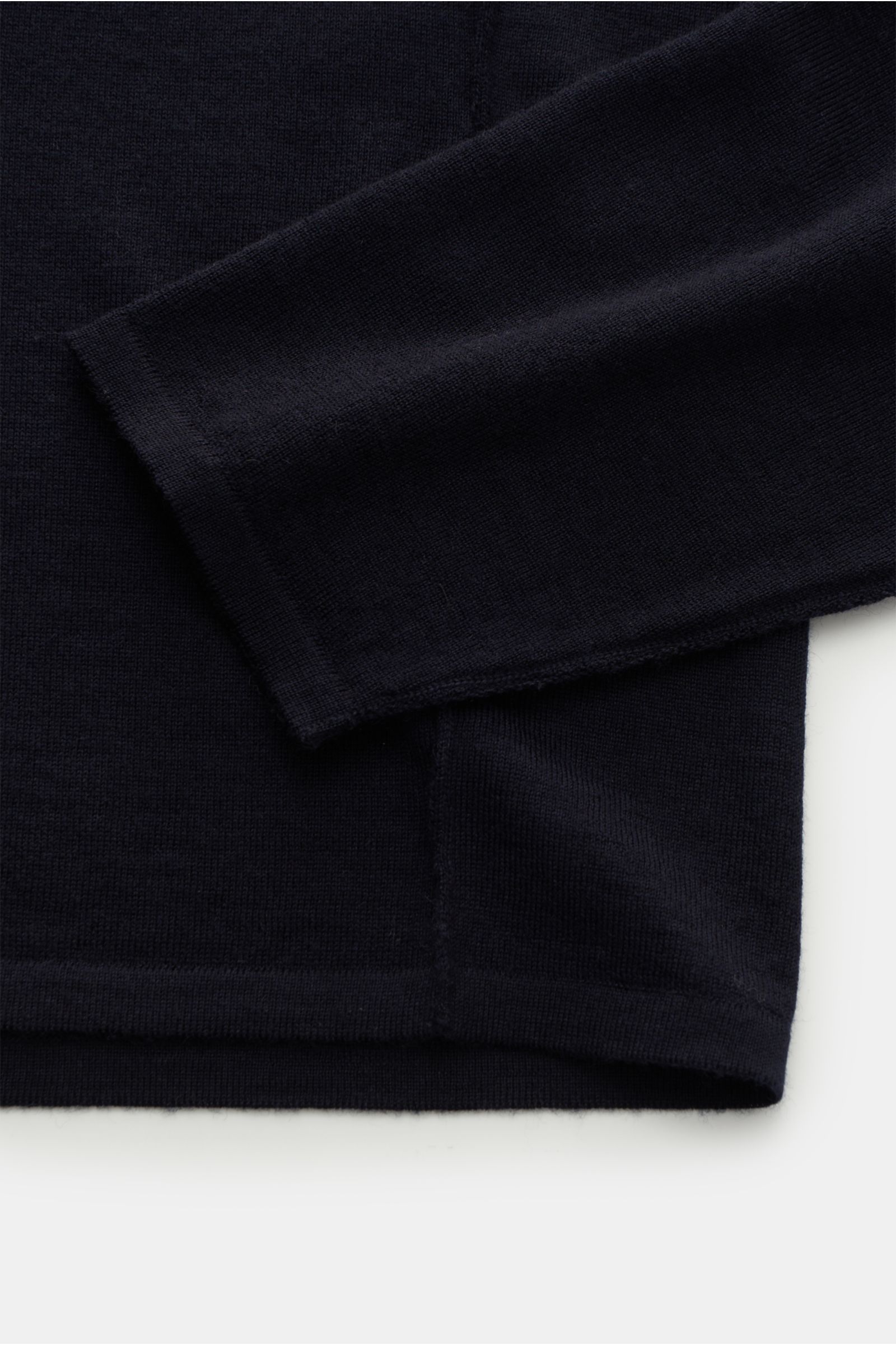 Kiefermann Merino Rundhalspullover 'Marleys' navy, Detailaufnahme von Ärmeln und Saum, Slim Fit, feiner Merinowolle, weicher Griff, Rundhalsausschnitt