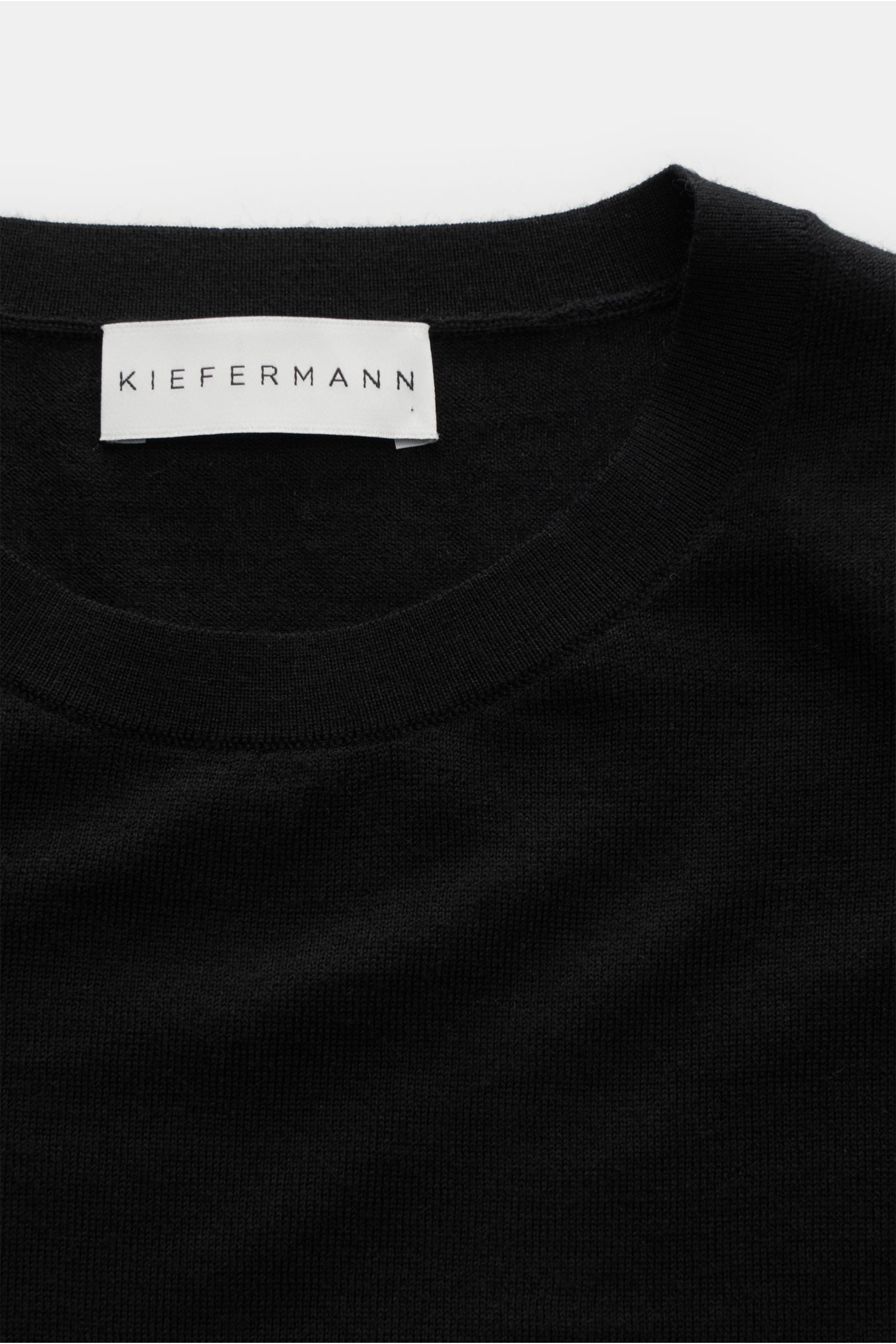 Kiefermann Merino Rundhalspullover 'Marleys' schwarz, Detailaufnahme von oben, feines Strickbild, Slim Fit, weicher Griff, reine Merinowolle.