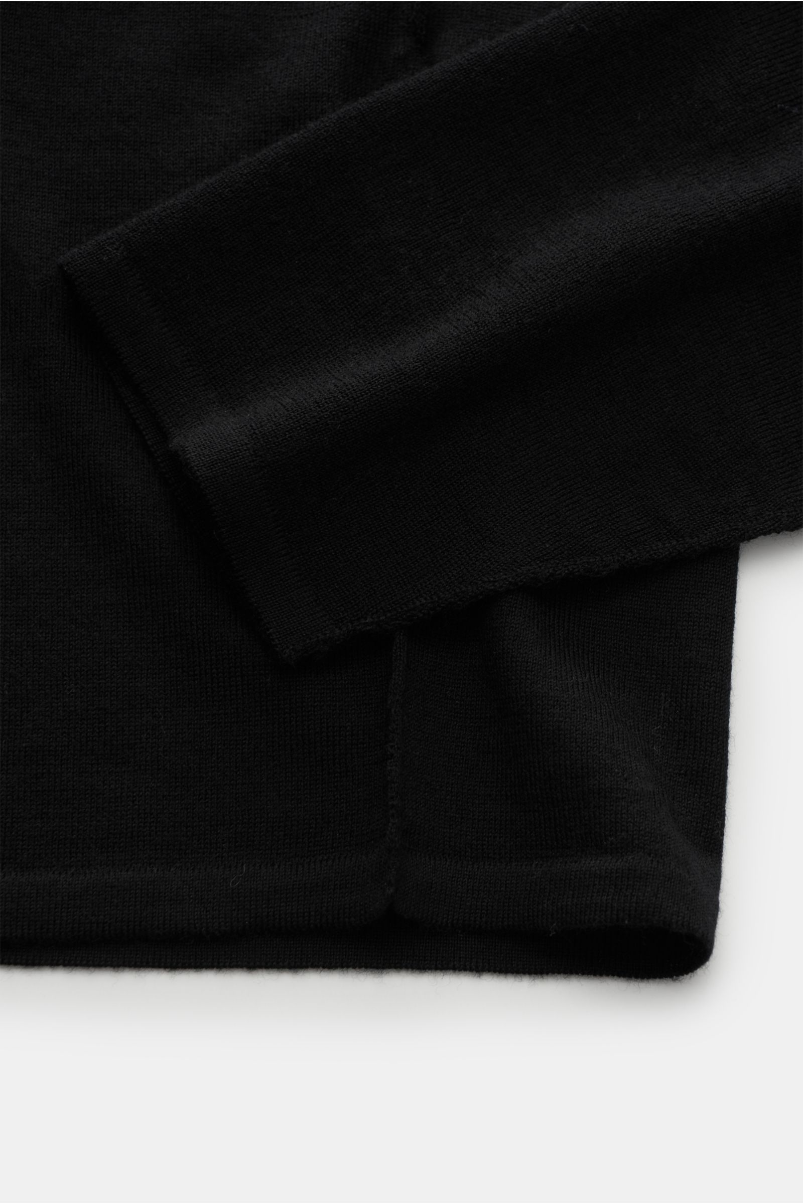 Kiefermann Merino Rundhalspullover 'Marleys' schwarz, Detailaufnahme von Ärmel und Saum, feines Strickbild, reine Merinowolle, Slim Fit, weicher Griff.