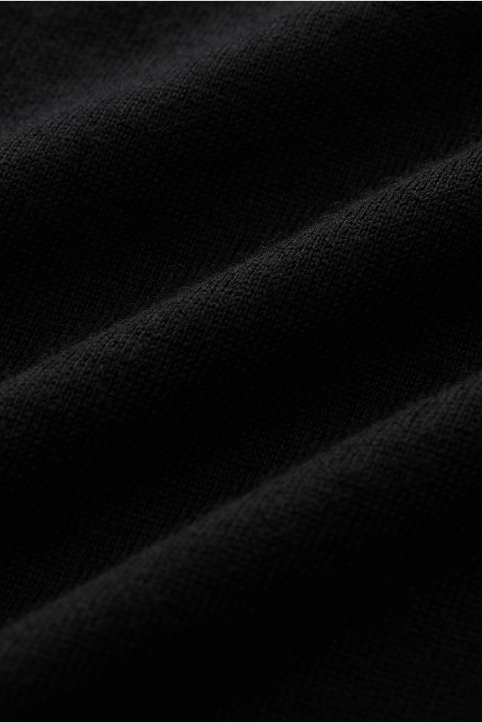 Kiefermann Merino Rundhalspullover 'Marleys' schwarz Detailansicht aus Nähe, reine Merinowolle, feines Strickbild, weicher Griff, Slim Fit, Rundhalsausschnitt.