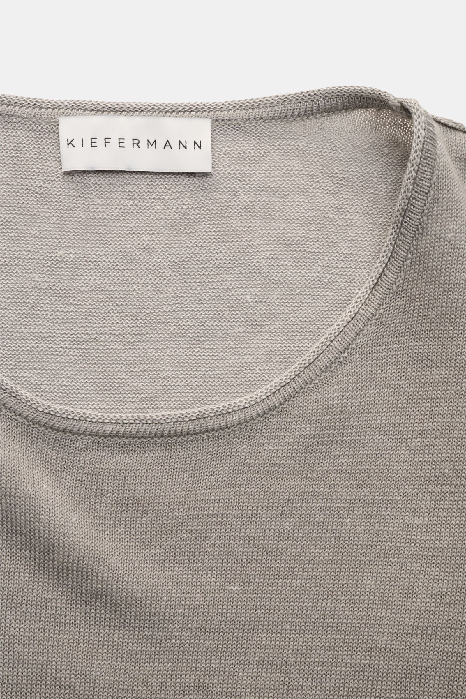 Nahaufnahme des Kiefermann Rundhalspullovers 'Jenario' grau meliert mit Rundhalsausschnitt, feinem Strickbild, offen strukturierter Leinenqualität und Regular Fit. Ideal für sommerliche Temperaturen und Layering in der Übergangszeit.