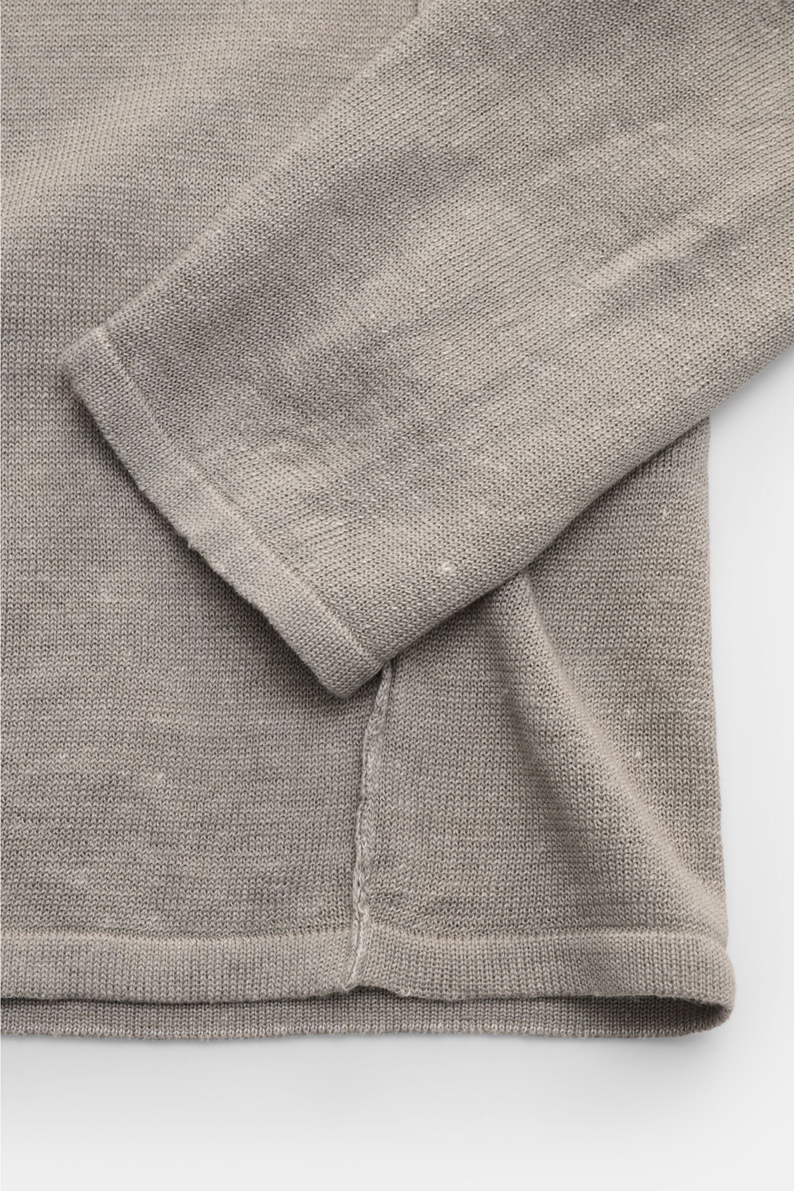 Nahaufnahme des Kiefermann Rundhalspullovers 'Jenario' grau meliert von oben, zeigt Ärmel und Saum in Regular Fit, reines Leinen, feines Strickbild mit leicht strukturierter Griffstruktur, ideal für sommerliche Temperaturen und Layering in der Übergangsze