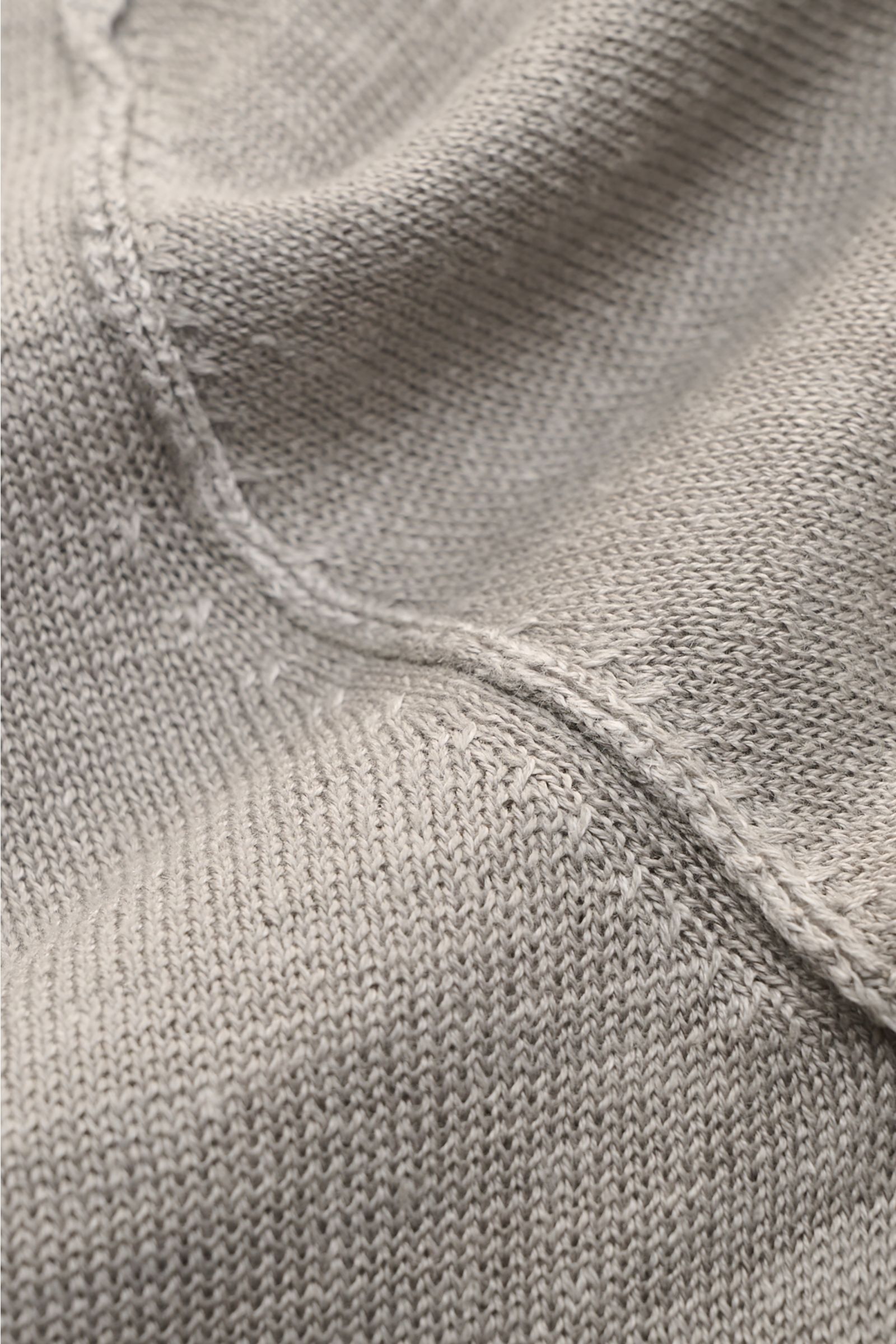 Nahaufnahme des Kiefermann Rundhalspullovers 'Jenario' grau meliert, feines Strickbild, leicht strukturierter Griff, reine Leinenqualität.