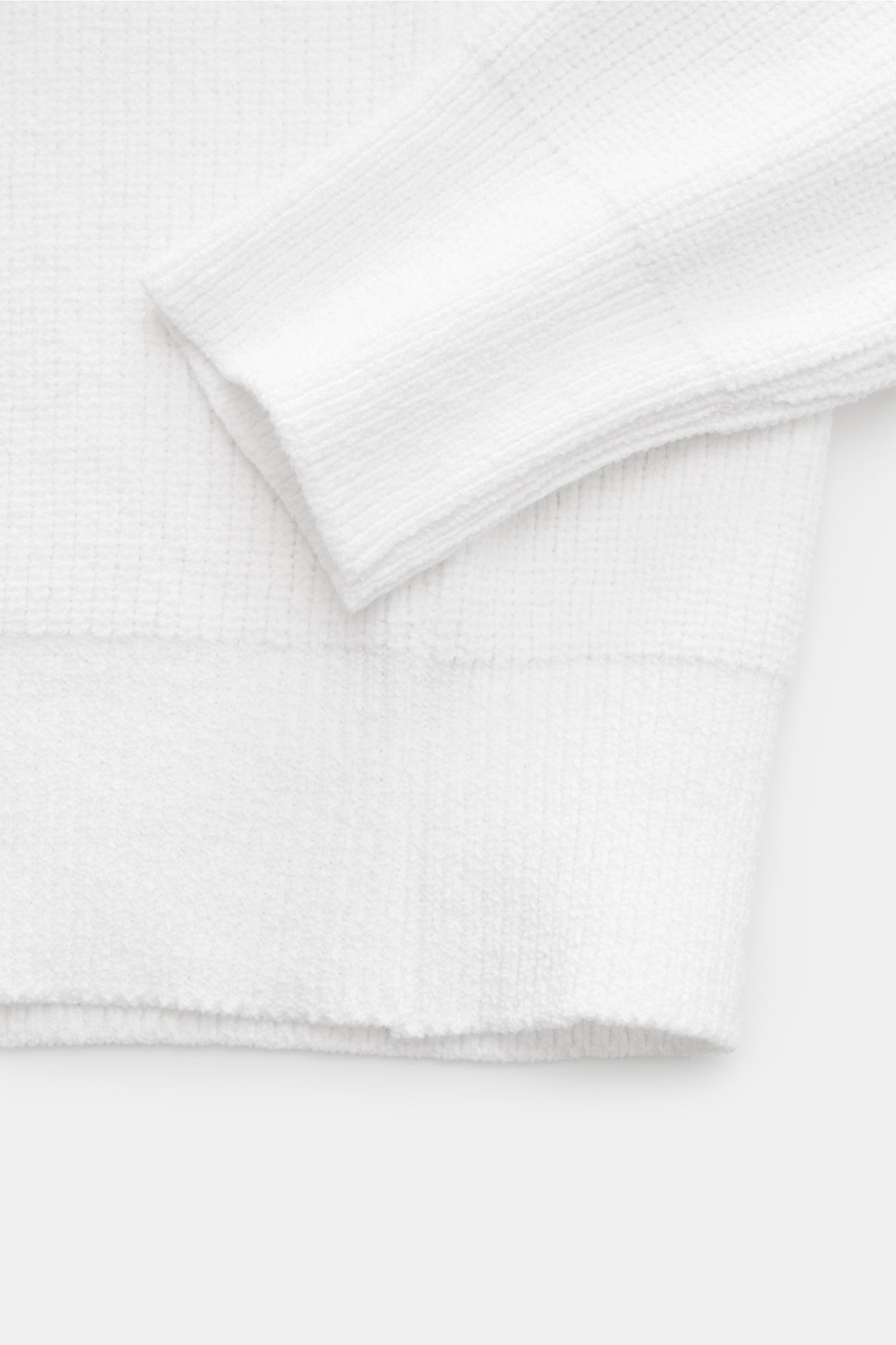 Kiefermann Rundhalspullover 'Glenndun' weiß aus Baumwolle und Microfaser, Slim Fit, mittelfeines Strickbild, Rundhalsausschnitt, Detailfoto von Ärmel und Bund.