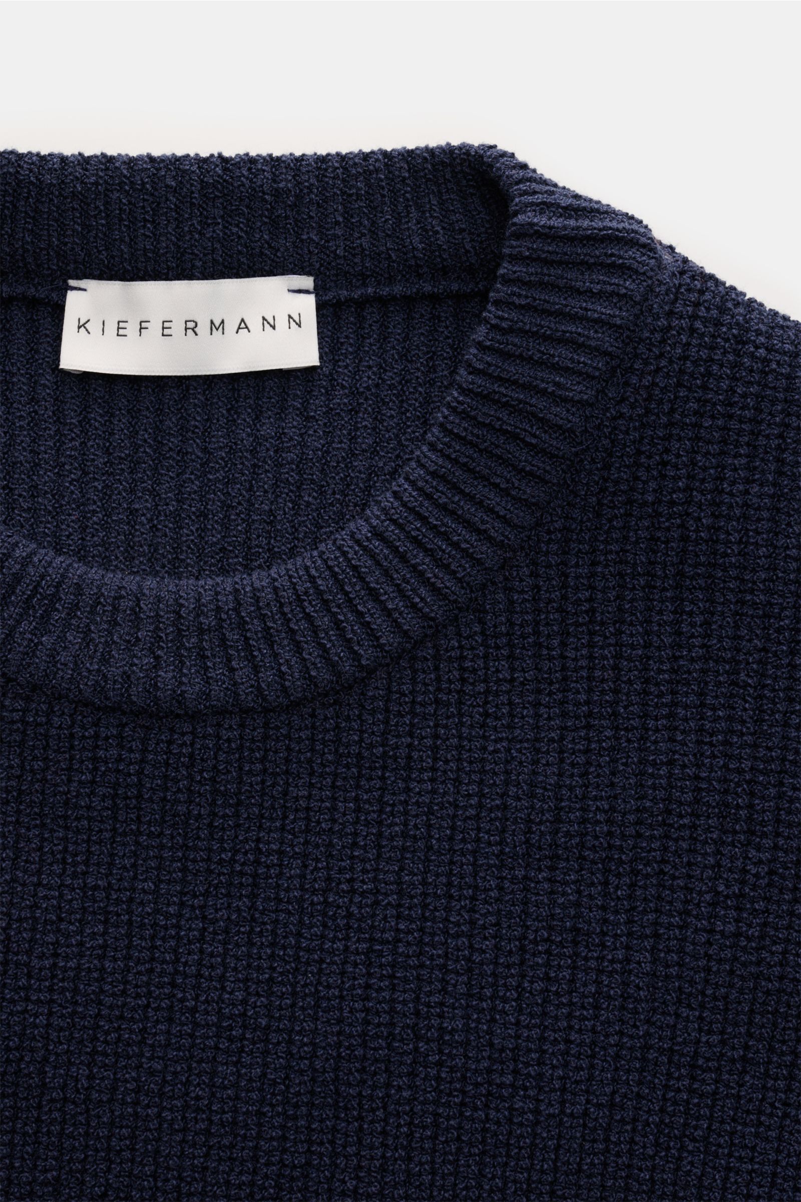 Nahaufnahme des Kiefermann Rundhalspullovers 'Glenndun' navy mit Slim Fit, leicht griffiger Baumwoll-Microfaser-Struktur und Rundhalsausschnitt.