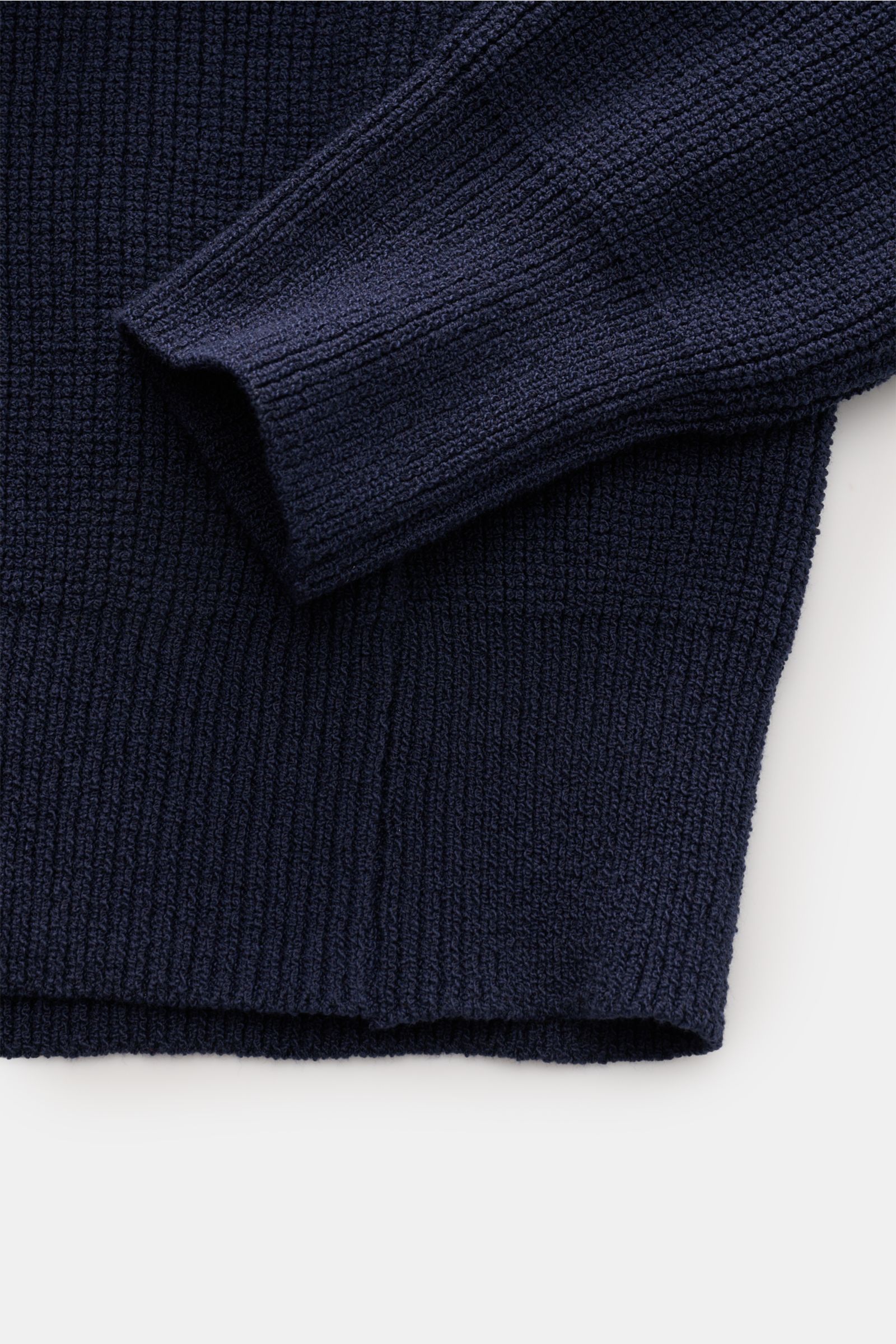 Kiefermann Rundhalspullover 'Glenndun' navy aus Baumwoll-Microfaser-Mix, Slim Fit mit mittelfeiner, leicht griffiger Struktur, Detailaufnahme Ärmel und Saum.