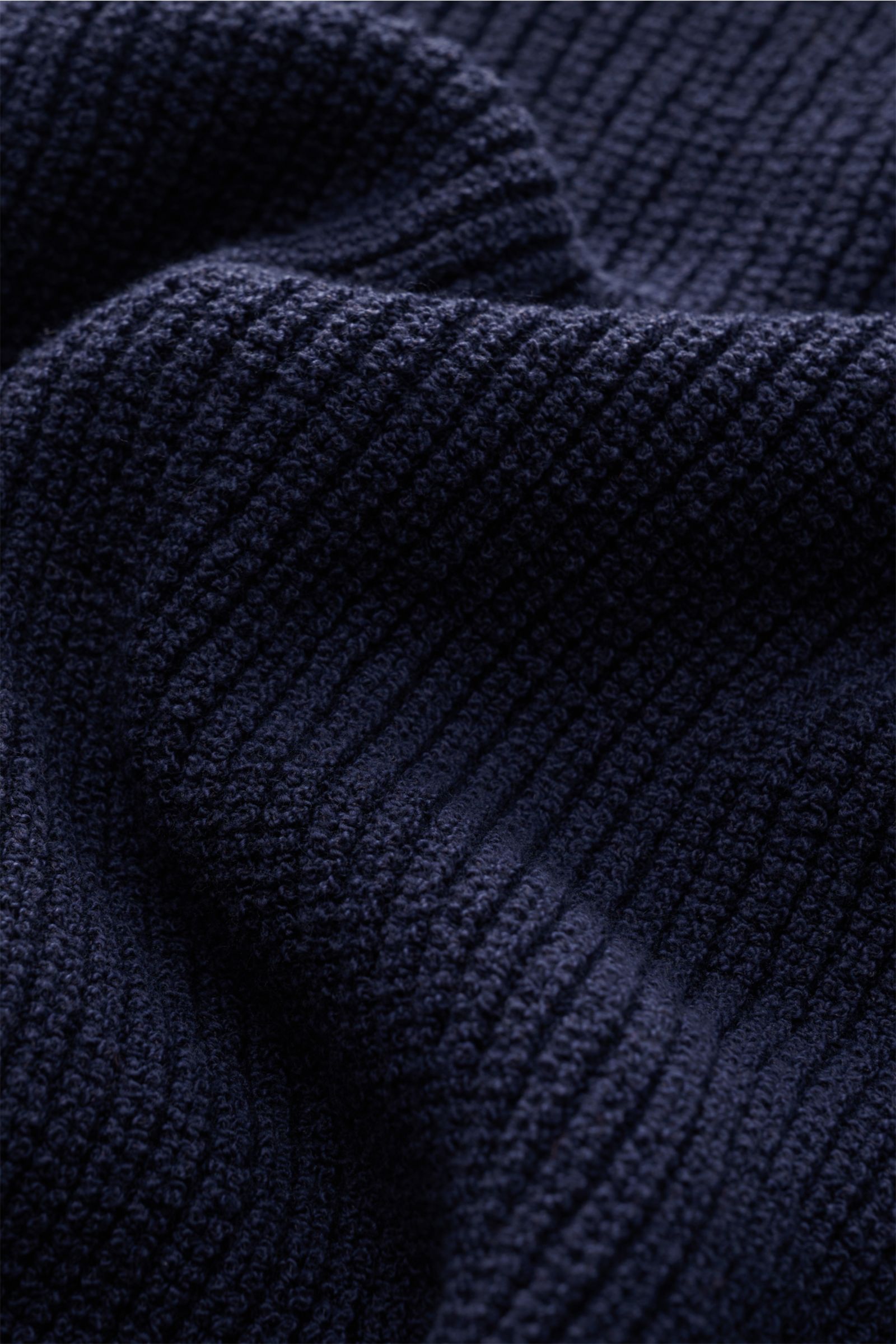 Nahaufnahme des Kiefermann Rundhalspullover 'Glenndun' navy, Slim Fit mit mittelfeiner, leicht griffiger Baumwoll-Microfaser-Struktur.