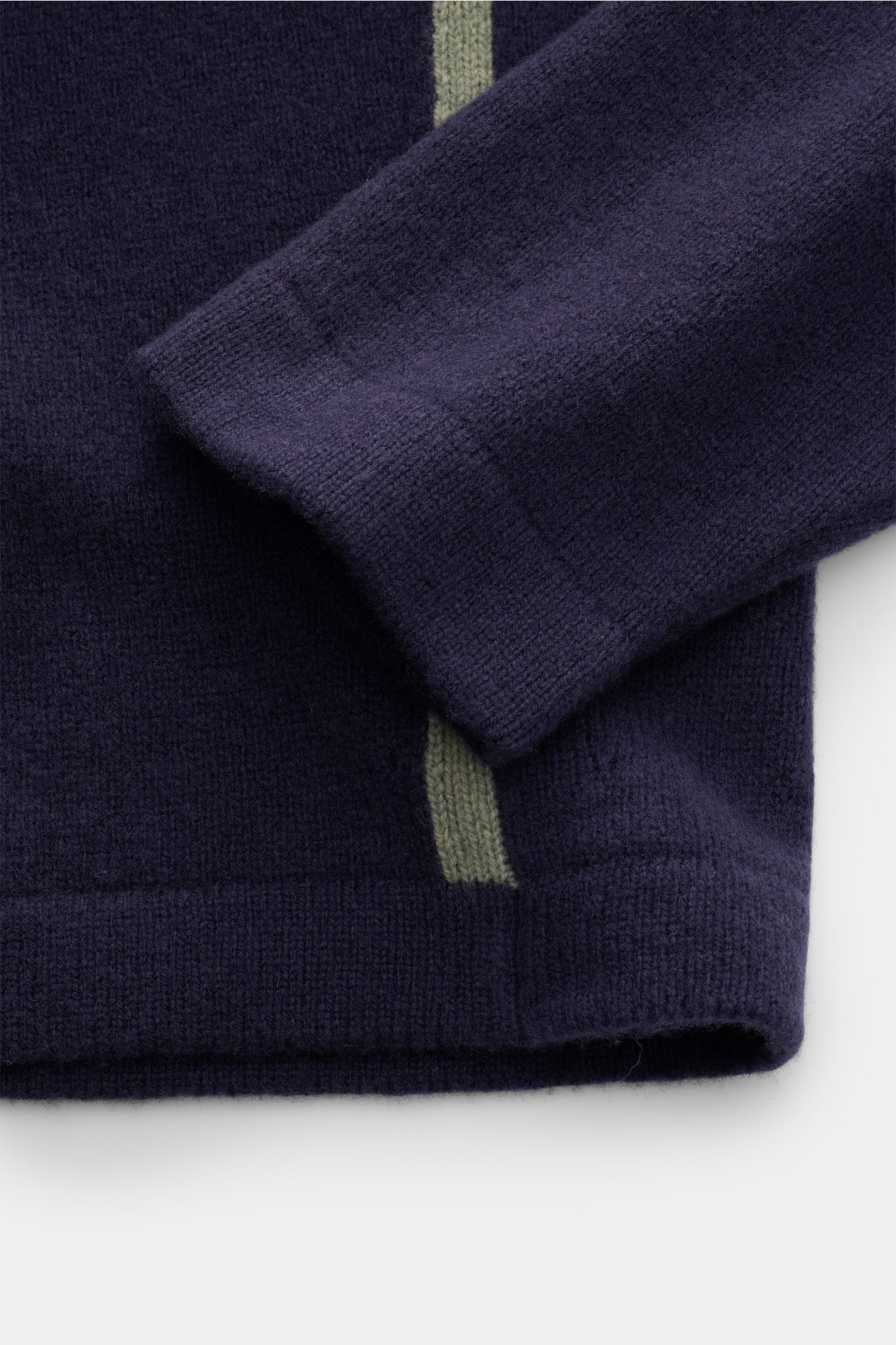 Close-up view of the sleeve and hem of the 04651/ A trip in a bag Crew neck jumper 'Piping' navy, showing fine knit texture. Cosy and comfortable: The 'Piping' crew neck jumper from 04651/ A TRIP IN A BAG impresses with its casual cut and exquisite blend 