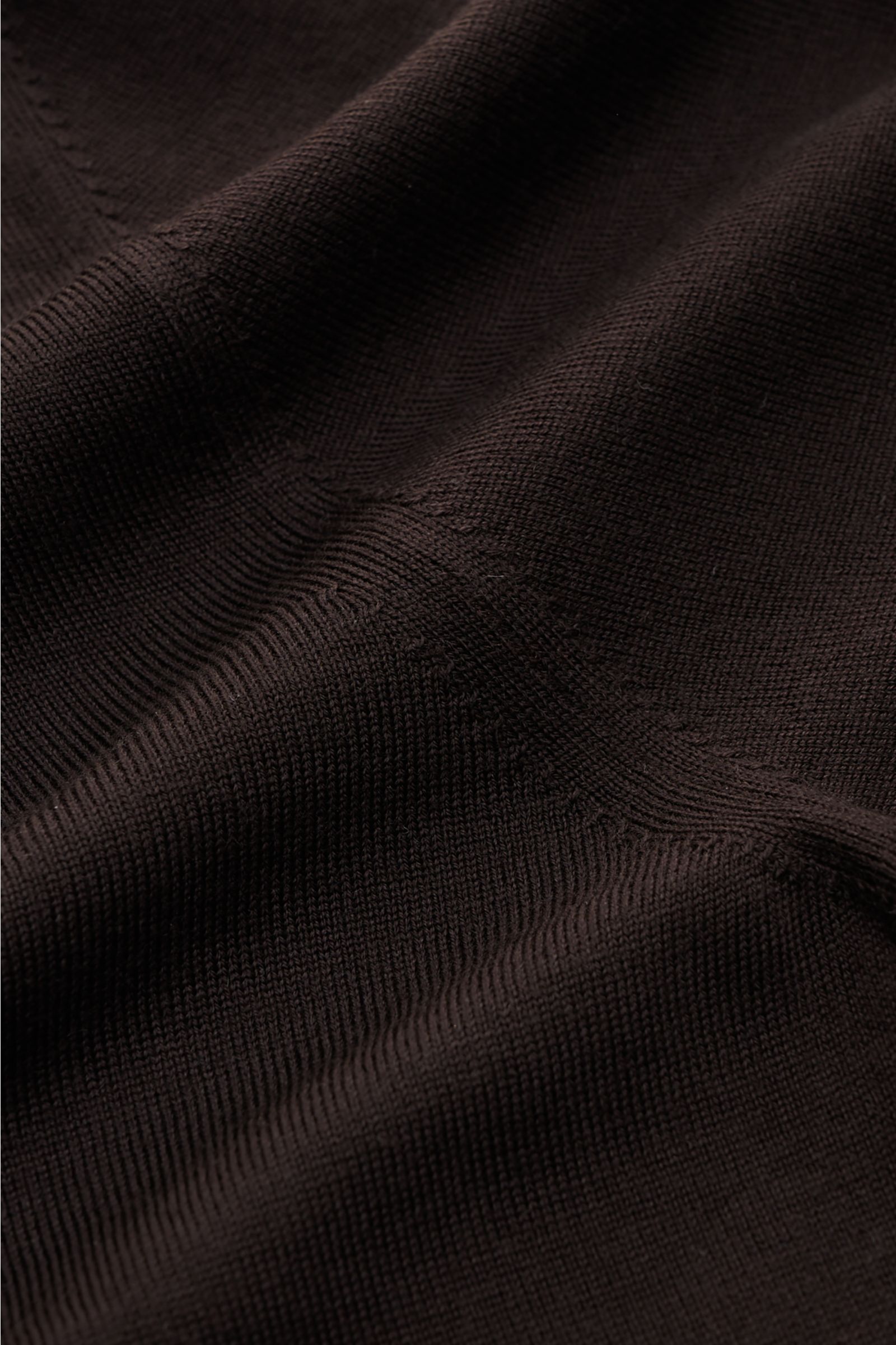 Close-up front view of Moorer Rundhalspullover 'Orvieto' dunkelbraun in fine pure wool knit with soft touch, slim fit, round neckline, and ribbed cuffs.

Puristische Raffinesse: In feinem Schurwollstrick gefertigt, verbindet der Rundhalspullover von MO