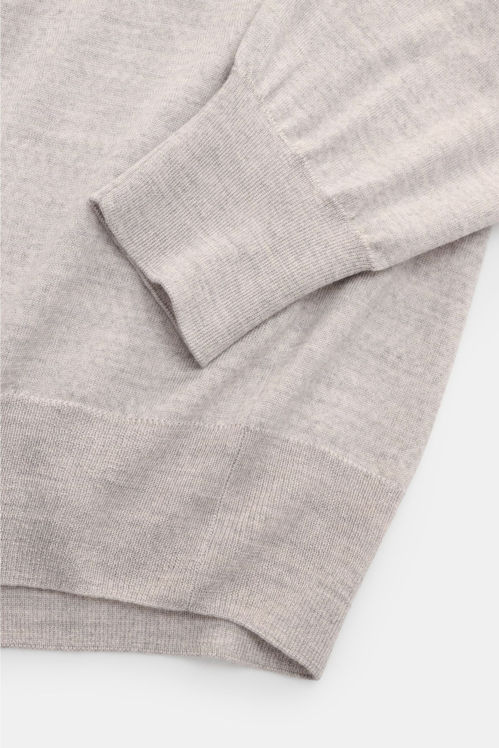 Close-up front view of the sleeve cuff and hem of the Moorer Rundhalspullover 'Orvieto' grau meliert in fine gray knit, showing soft pure wool texture. Puristische Raffinesse: In feinem Schurwollstrick gefertigt, verbindet der Rundhalspullover von MOOR