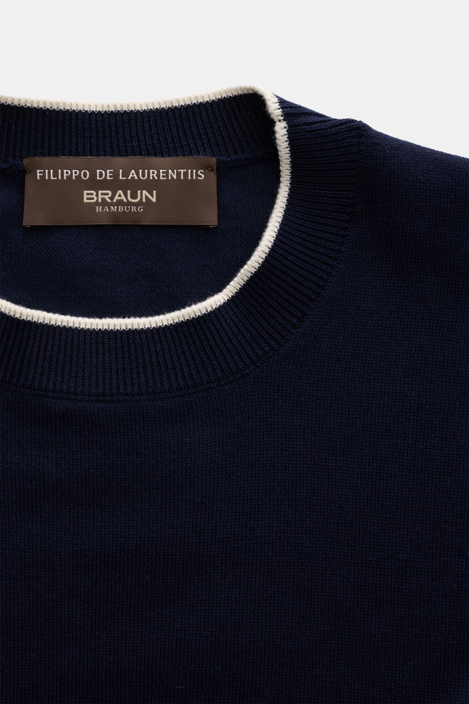 Filippo de Laurentiis Rundhalspullover navy aus weichem Baumwolle-Cashmere-Mix, feines Strickbild, Slim Fit, Rundhalsausschnitt, kontrastierende Kanten, Detailaufnahme.