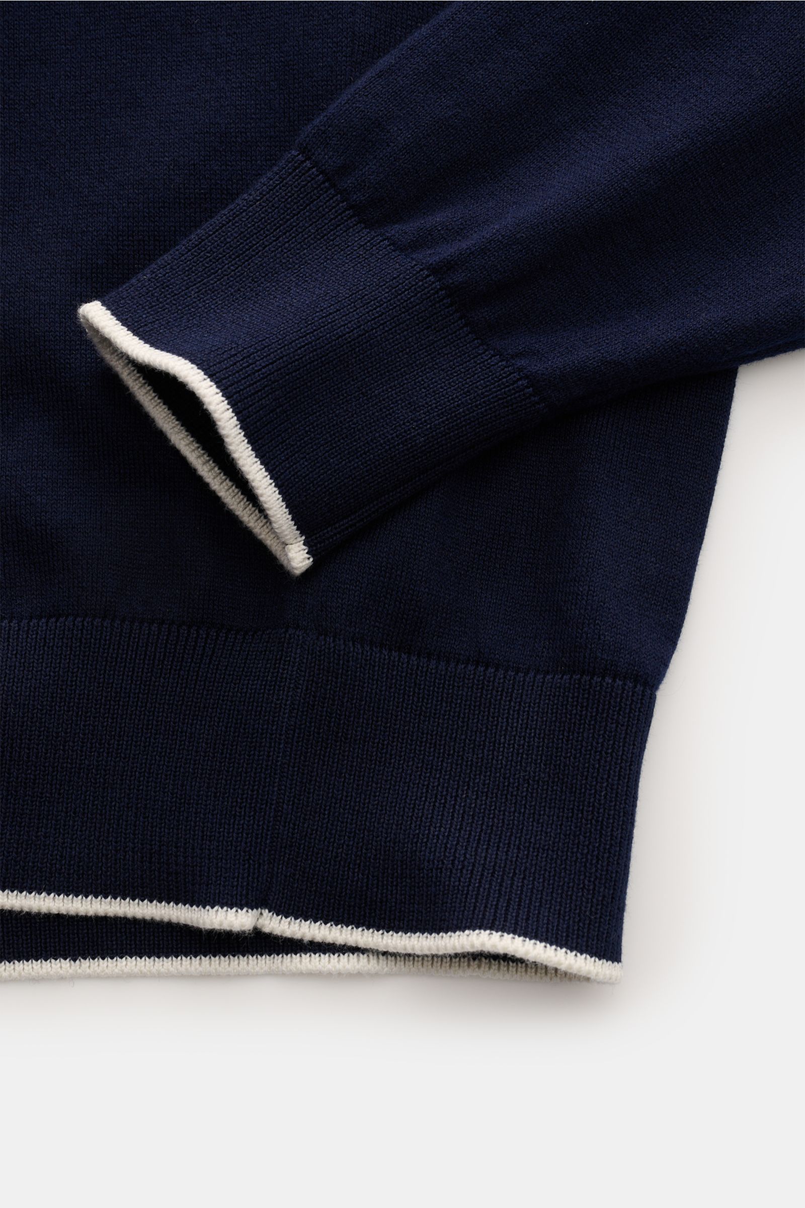 Filippo de Laurentiis Rundhalspullover navy, Detailaufnahme von Ärmel und Saum mit softem Baumwolle-Cashmere-Mix, schmalen Kontrastkanten, Slim Fit.