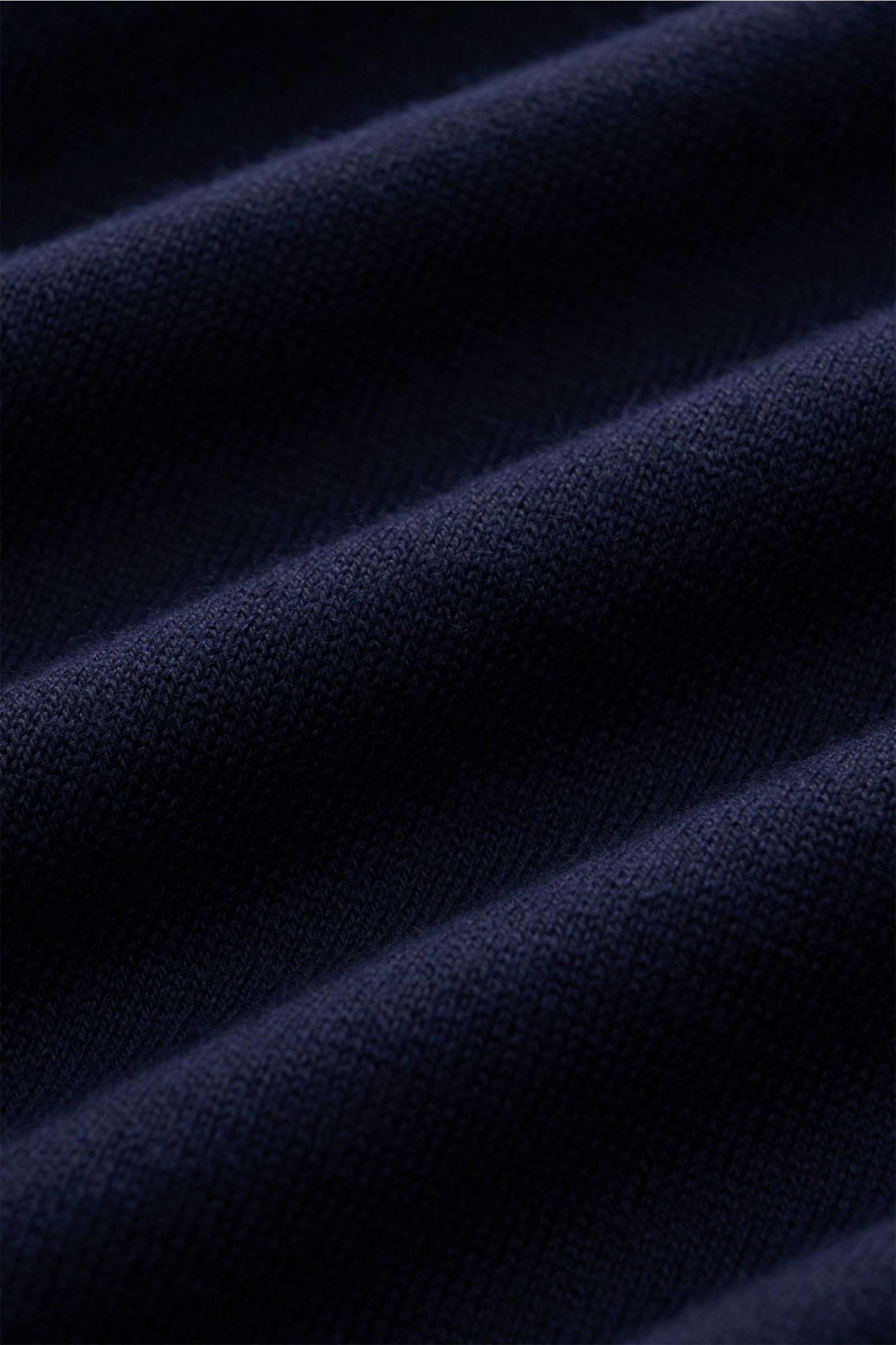 Nahaufnahme des feinen Strickbilds und weichen Materials des Filippo de Laurentiis Rundhalspullover navy aus Baumwolle mit Cashmere, Detailfoto.