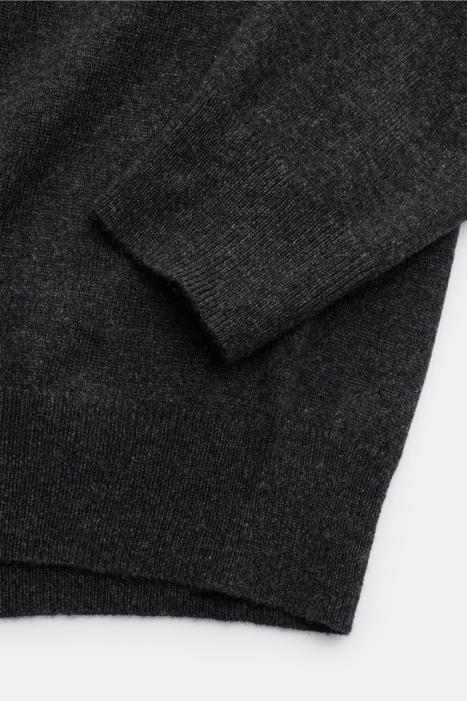 von Braun Cashmere Rundhalspullover dunkelgrau meliert, detailreich aus schräger Nahaufnahme, Slim Fit, feines Strickbild, weicher Griff, Rippbündchen, reiner Mongolei-Cashmere