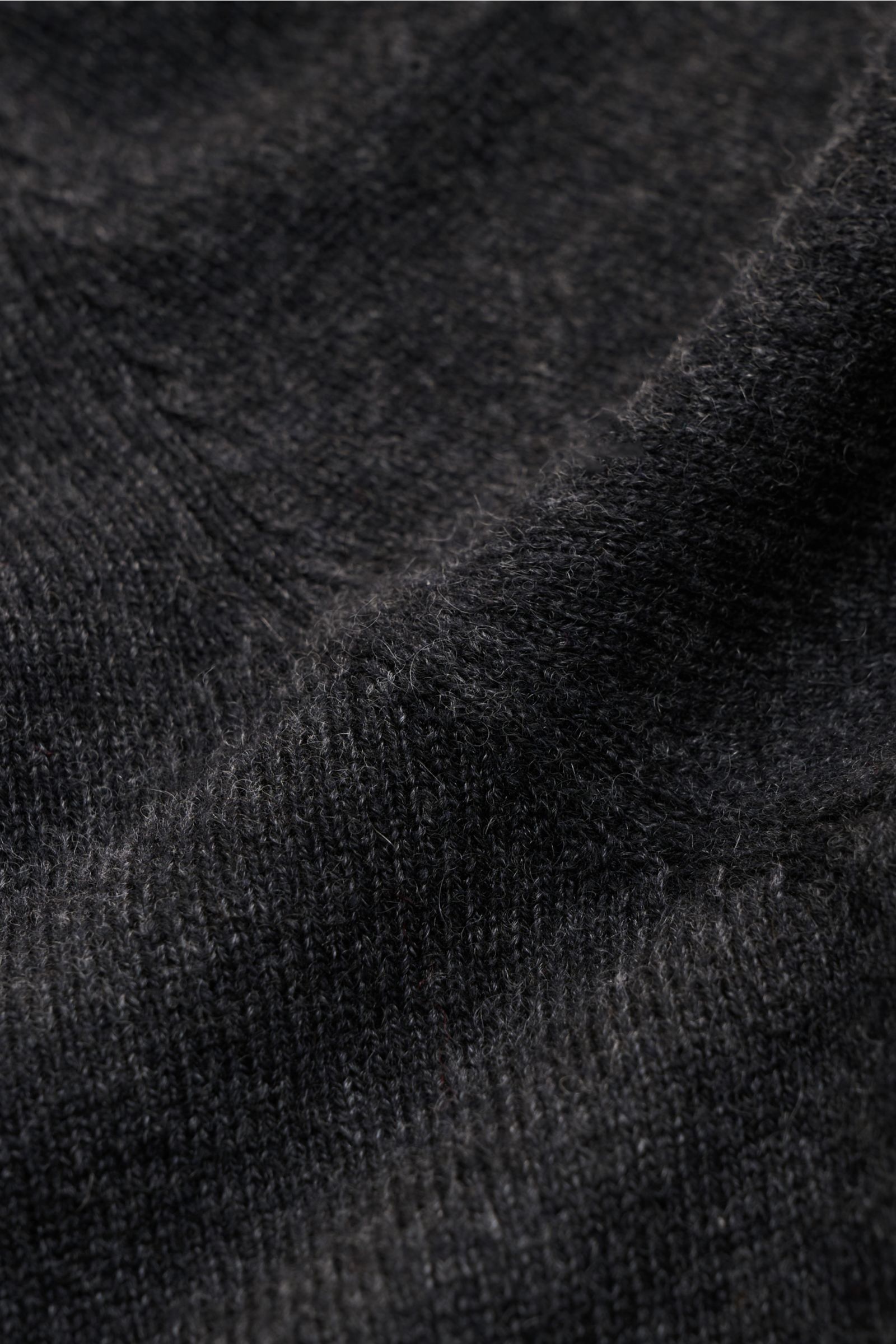 Nahaufnahme des von Braun Cashmere Rundhalspullover dunkelgrau meliert, feines Strickbild, weicher Griff, Slim Fit, Rundhalsausschnitt, flexible Rippbündchen.