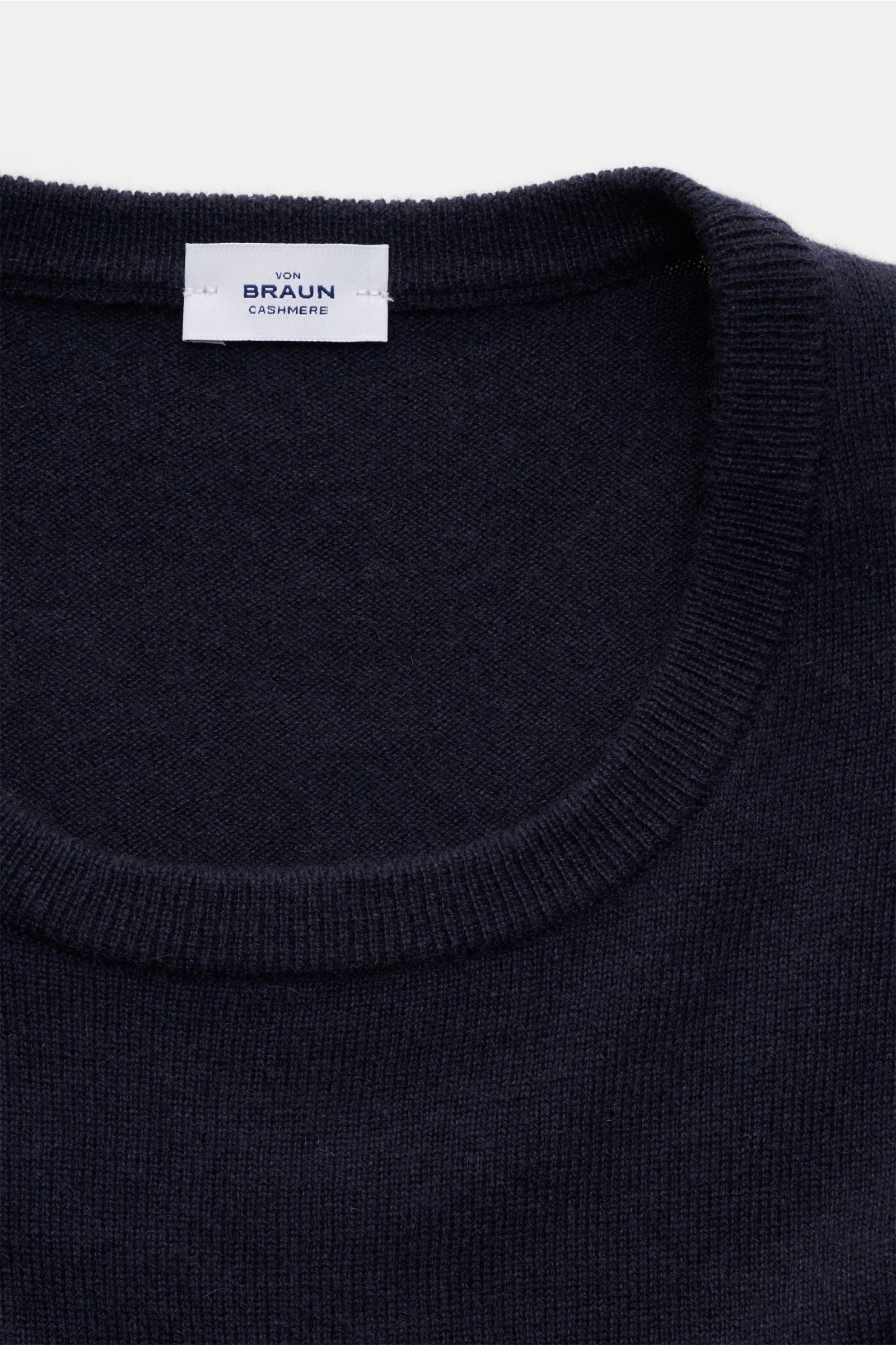 von Braun Cashmere Rundhalspullover navy in Nahaufnahme von oben, Slim Fit, feiner Strick, Rundhalsausschnitt, weicher Griff, reiner Cashmere