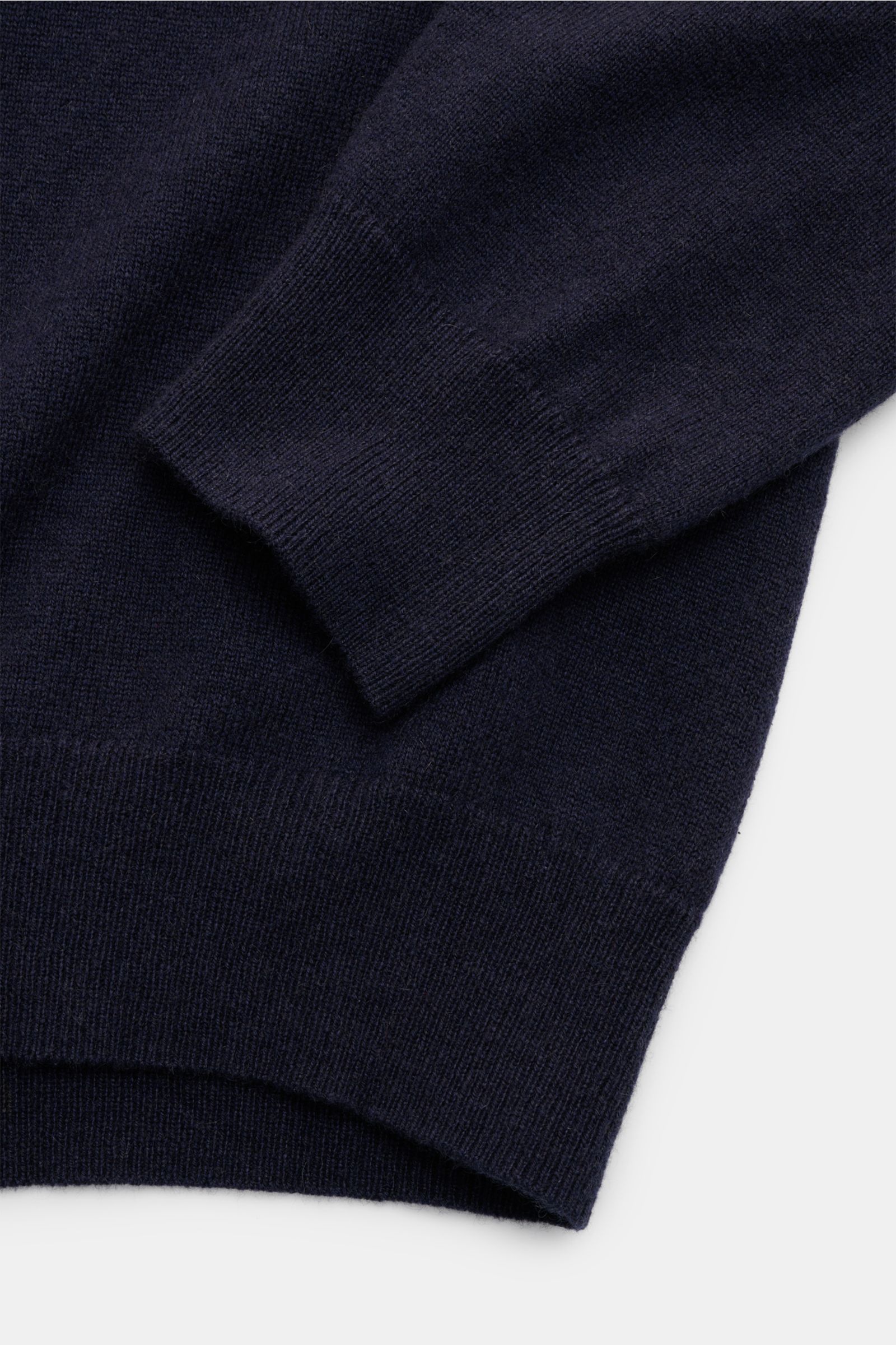 Nahaufnahme des von Braun Cashmere Rundhalspullover navy, Slim Fit, mit weichem Griff, feinem Strickbild, Rundhalsausschnitt und flexiblen Rippbündchen.