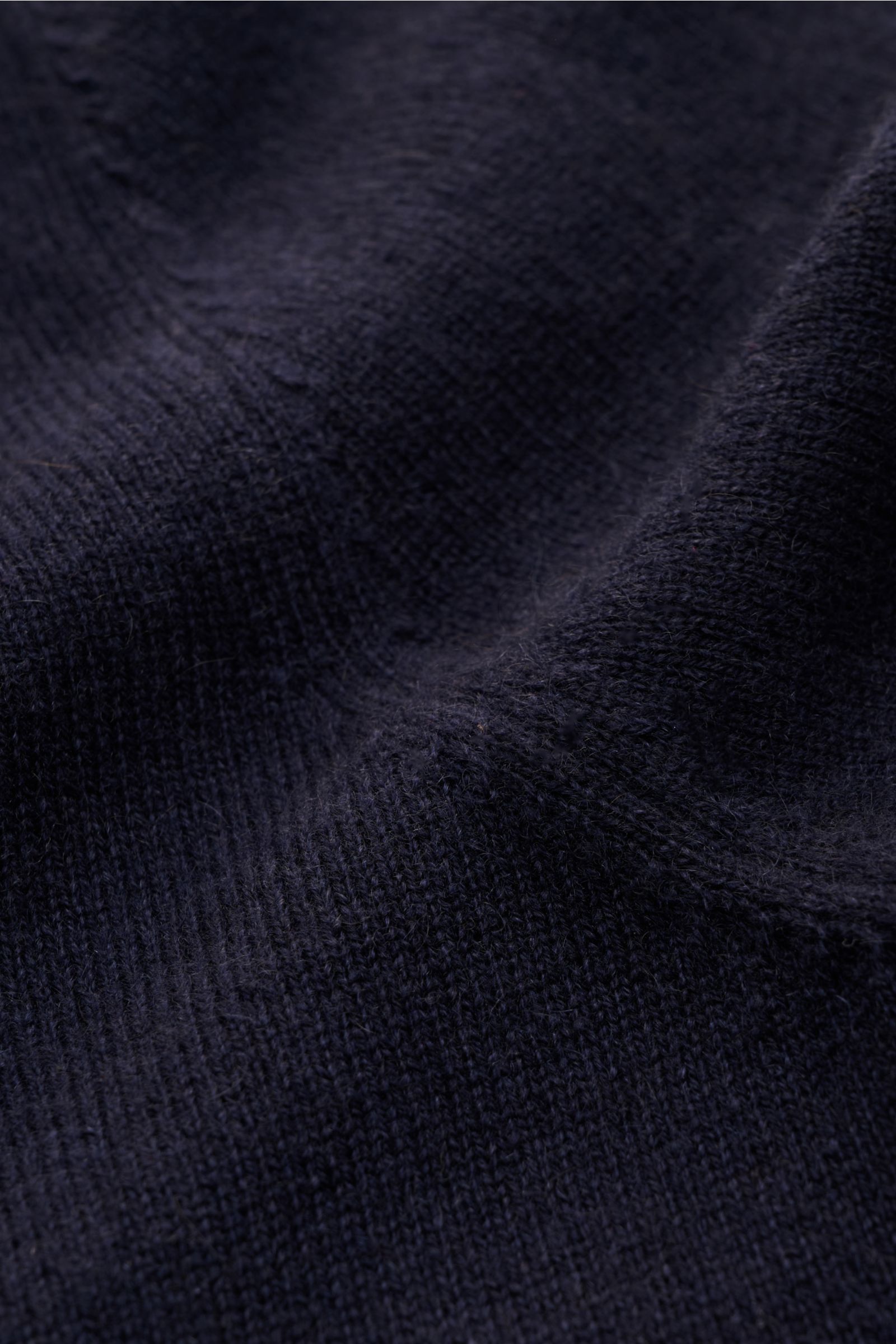 Nahaufnahme des von Braun Cashmere Rundhalspullover navy in Slim Fit, feines Strickbild, weicher Griff, Rundhalsausschnitt, flexible Rippbündchen, reiner Cashmere.
