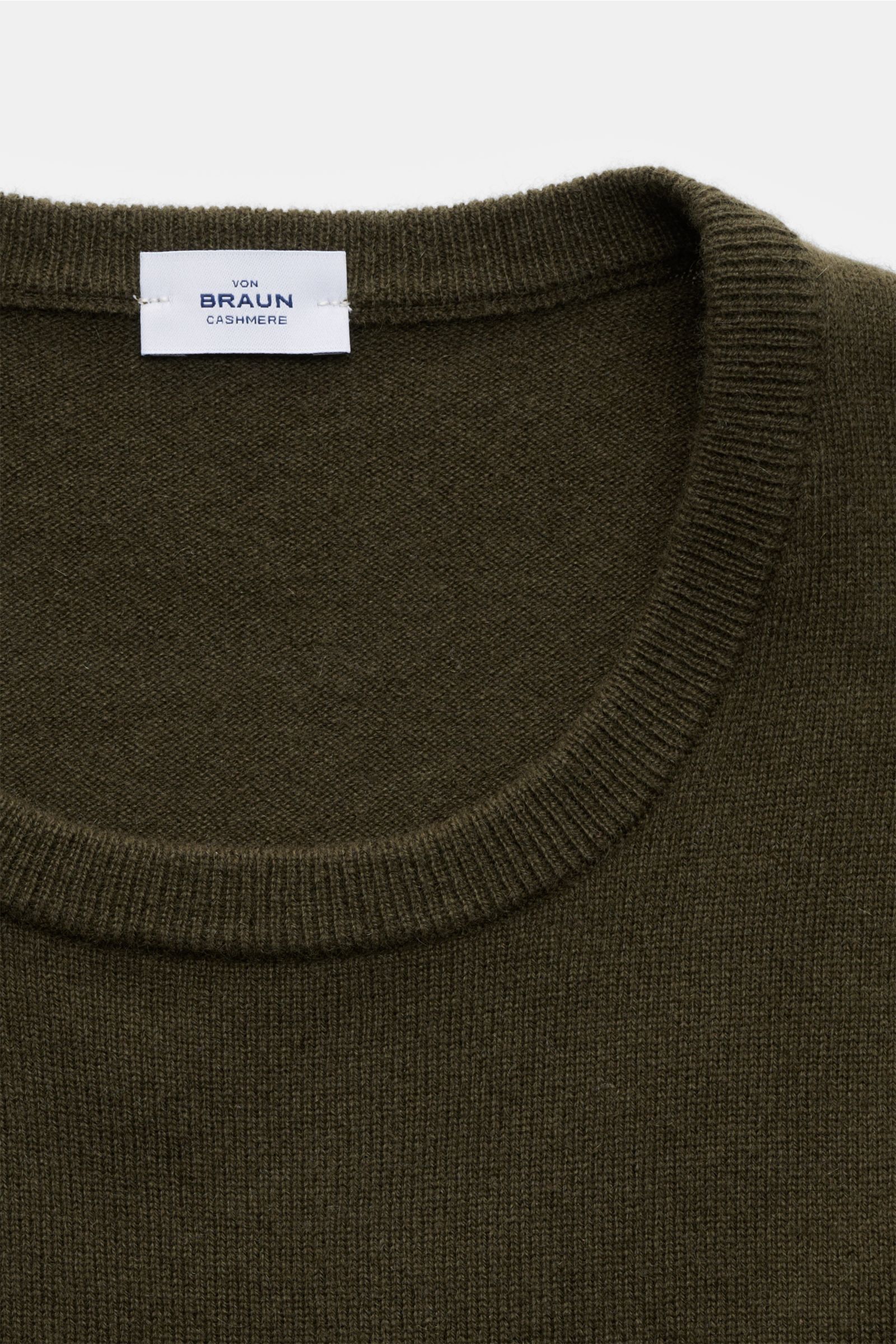 von Braun Cashmere Rundhalspullover dark olive, Slim Fit, weicher Griff, feines Strickbild, Rundhalsausschnitt, flexible Rippbündchen, Nahaufnahme von oben, reiner Cashmere