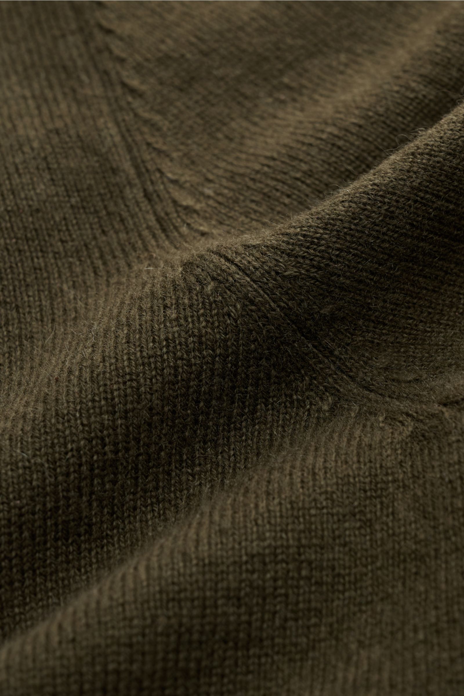 Nahaufnahme des von Braun Cashmere Rundhalspullover dark olive aus feinem Strick mit Rundhalsausschnitt, Slim Fit, weichem Griff und flexiblen Rippbündchen.
