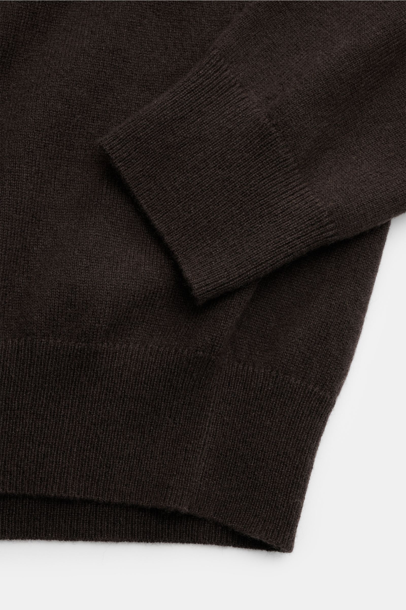 Nahaufnahme des von Braun Cashmere Rundhalspullover dunkelbraun, Slim Fit mit feinem Strickbild, Rundhalsausschnitt und flexiblen Rippbündchen aus reinem, weichem Cashmere.