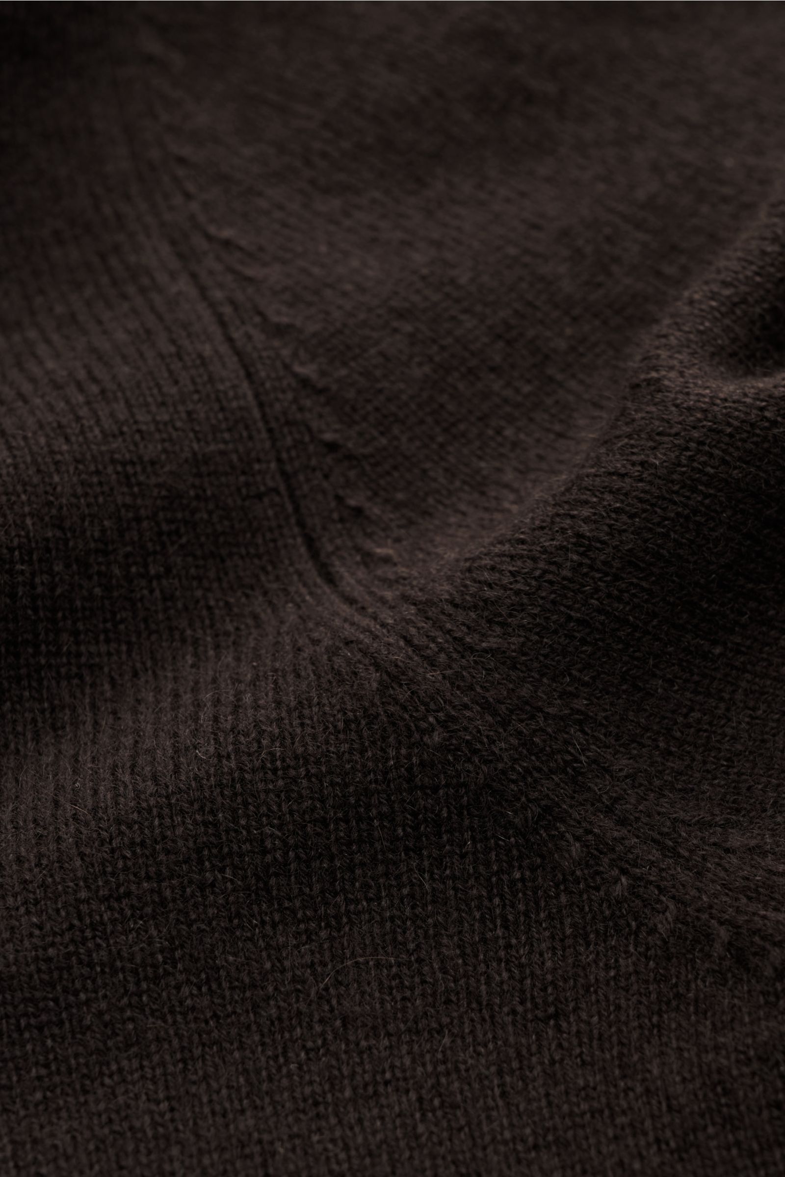 Nahaufnahme des von Braun Cashmere Rundhalspullover dunkelbraun aus feinem, weichem Strick mit Slim Fit, Rundhalsausschnitt und flexiblen Rippbündchen.