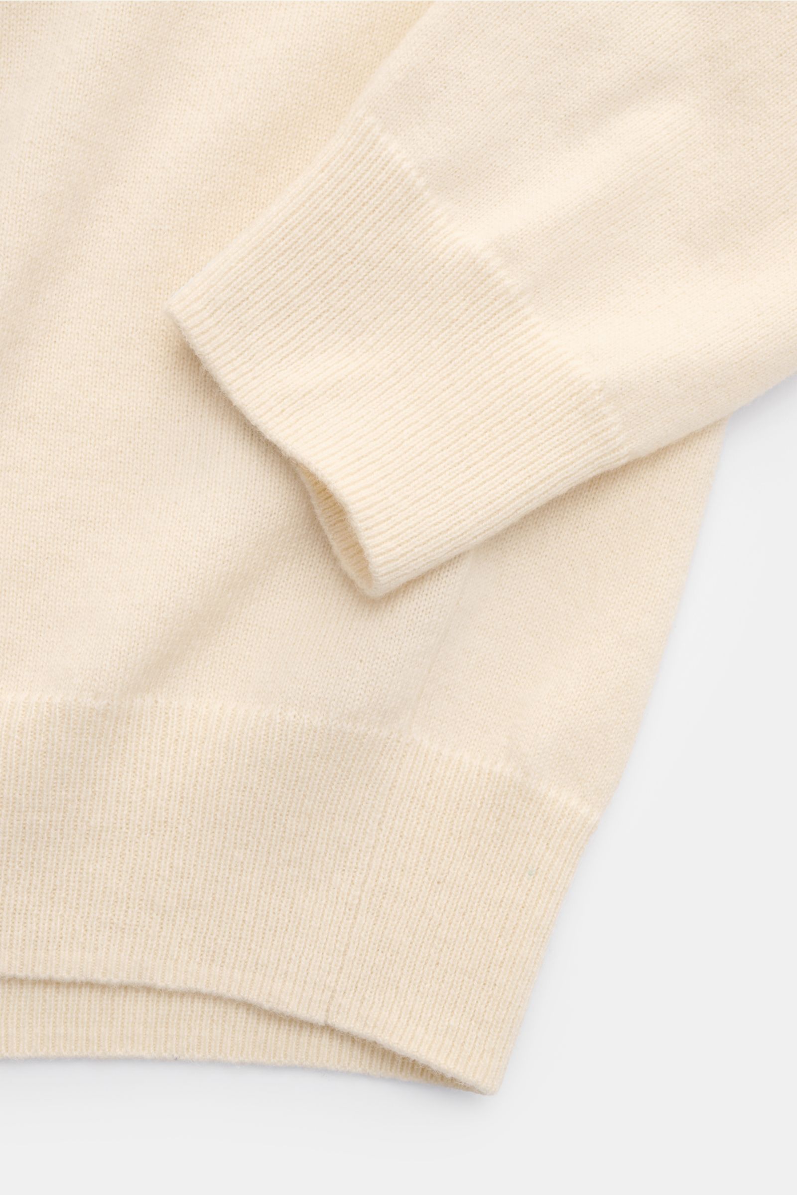 Nahaufnahme des von Braun Cashmere Rundhalspullover creme, Slim Fit mit Rundhalsausschnitt, feinem Strickbild und flexiblen Rippbündchen.