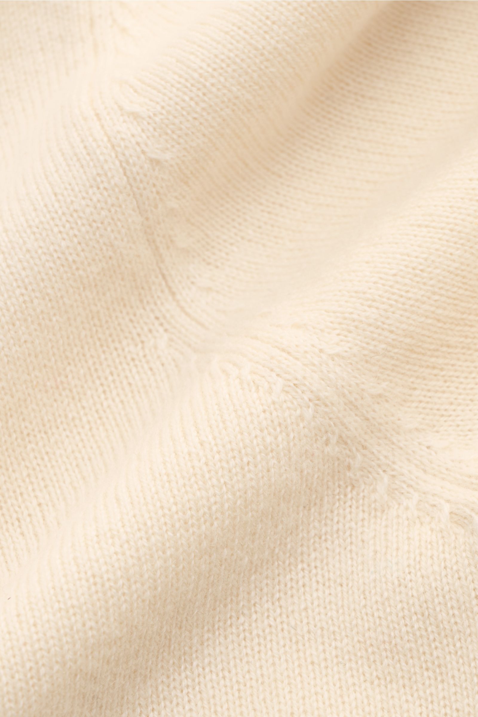 Nahaufnahme des von Braun Cashmere Rundhalspullover creme aus feinem Strick mit weichem Griff, Slim Fit und flexiblen Rippbündchen.