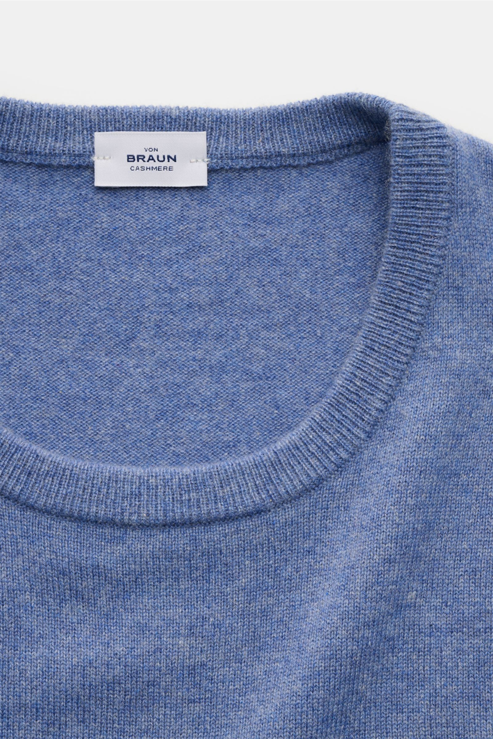 von Braun Cashmere Rundhalspullover blau meliert, Nahaufnahme von oben, feines Strickbild, Slim Fit, reiner Cashmere, weicher Griff, Rundhalsausschnitt, flexible Rippbündchen, vielseitiges Winter-Essential.