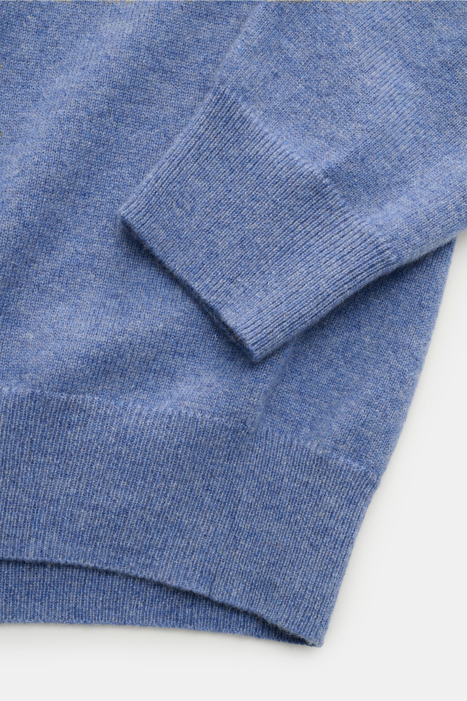 von Braun Cashmere Rundhalspullover blau meliert, Slim Fit, weicher Griff, feines Strickbild, Rundhalsausschnitt, flexible Rippbündchen, Detailaufnahme von oben