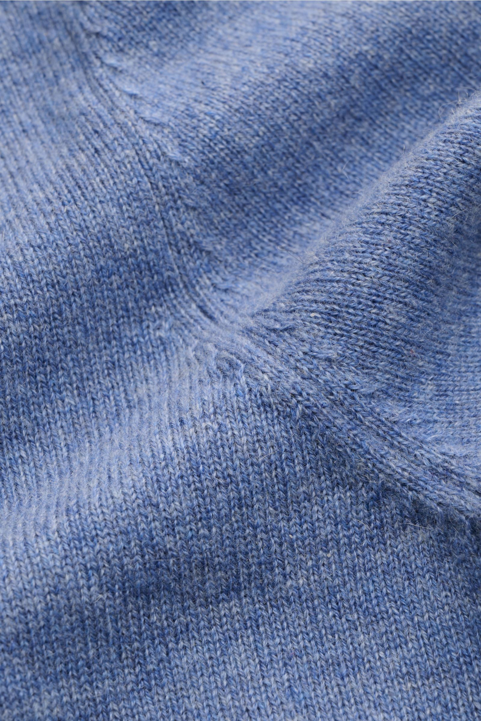 Nahaufnahme aus seitlicher Perspektive des von Braun Cashmere Rundhalspullover blau meliert mit feinem Strickbild, weichem Griff und Slim Fit.