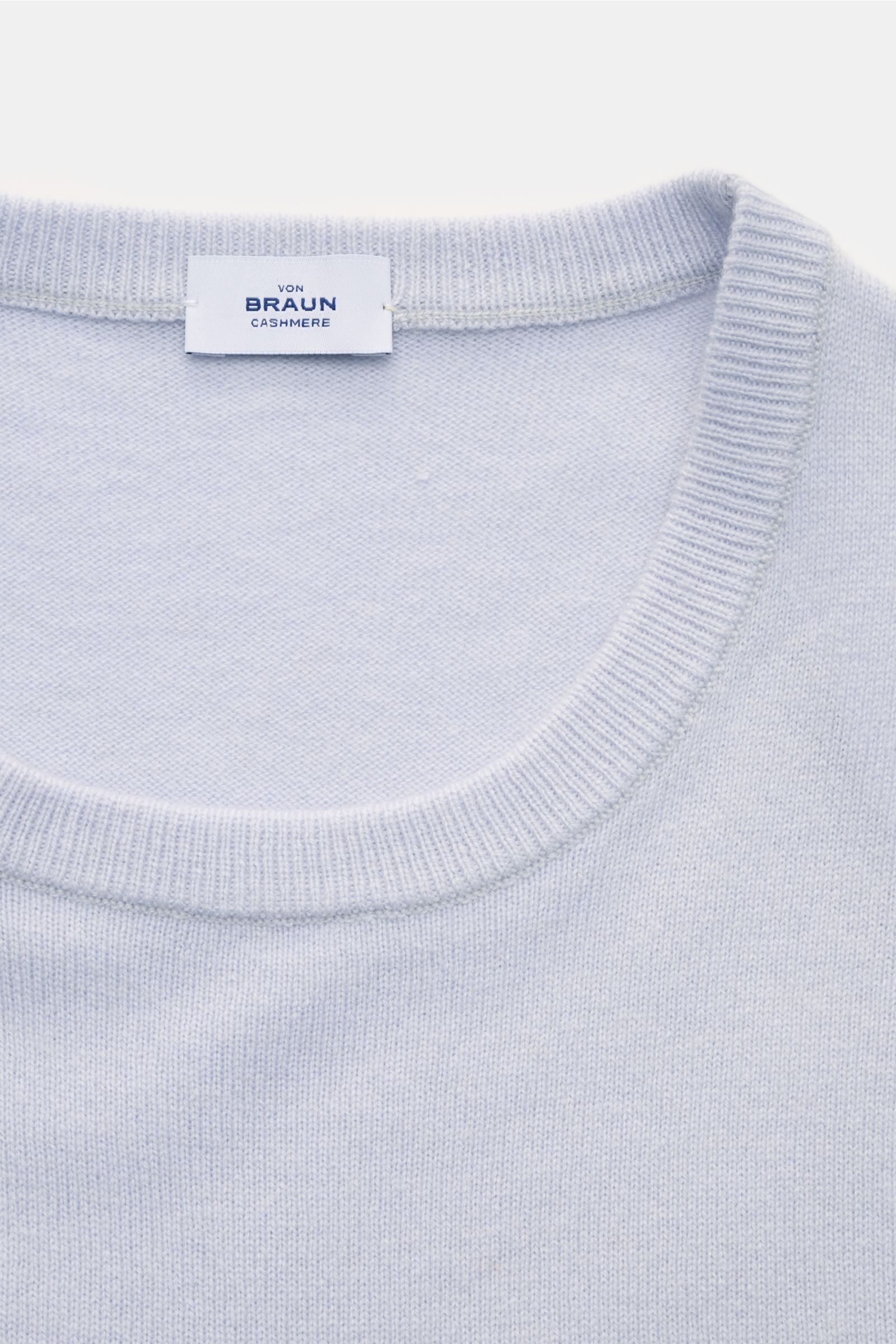 Nahaufnahme von von Braun Cashmere Rundhalspullover hellblau aus feinem Strick, Slim Fit, weichem Cashmere und flexiblem Rippbündchen.