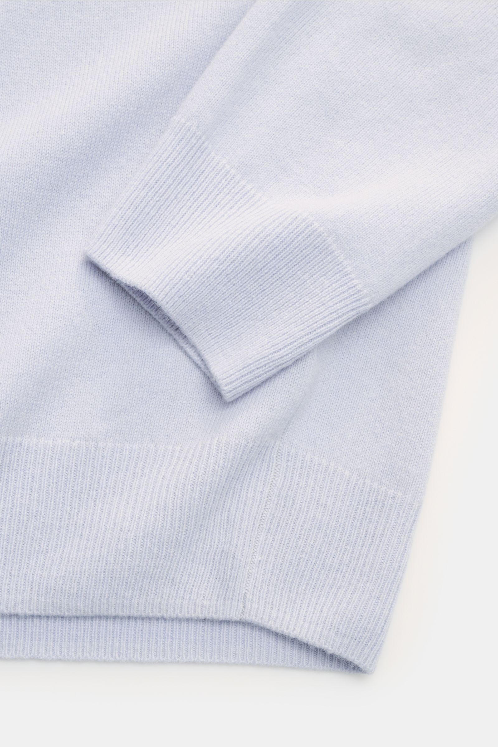von Braun Cashmere Rundhalspullover hellblau, Detailaufnahme von Ärmel und Saum, feines Strickbild, Slim Fit, weicher Griff, reine Cashmerequalität