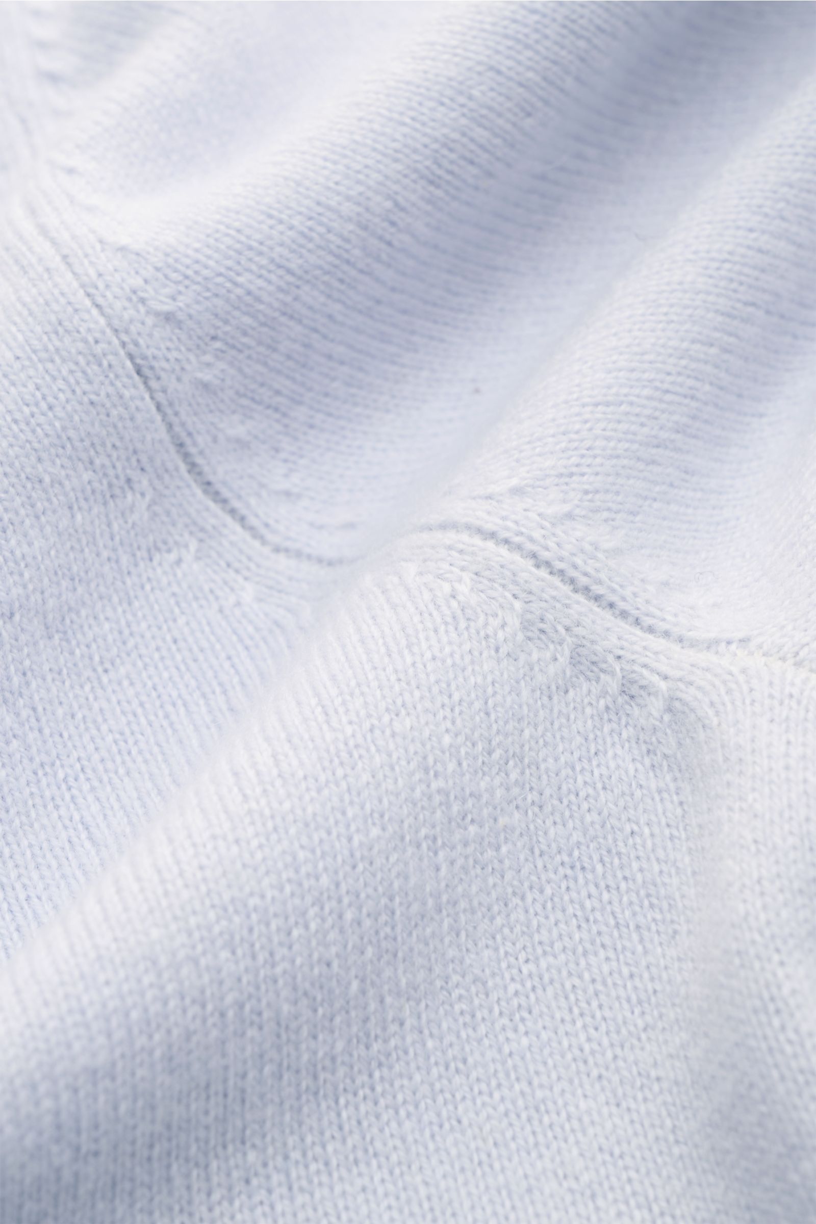 Nahaufnahme des von Braun Cashmere Rundhalspullover hellblau aus feinem Strick mit weichem Griff, Slim Fit, Rundhalsausschnitt und flexiblen Rippbündchen.