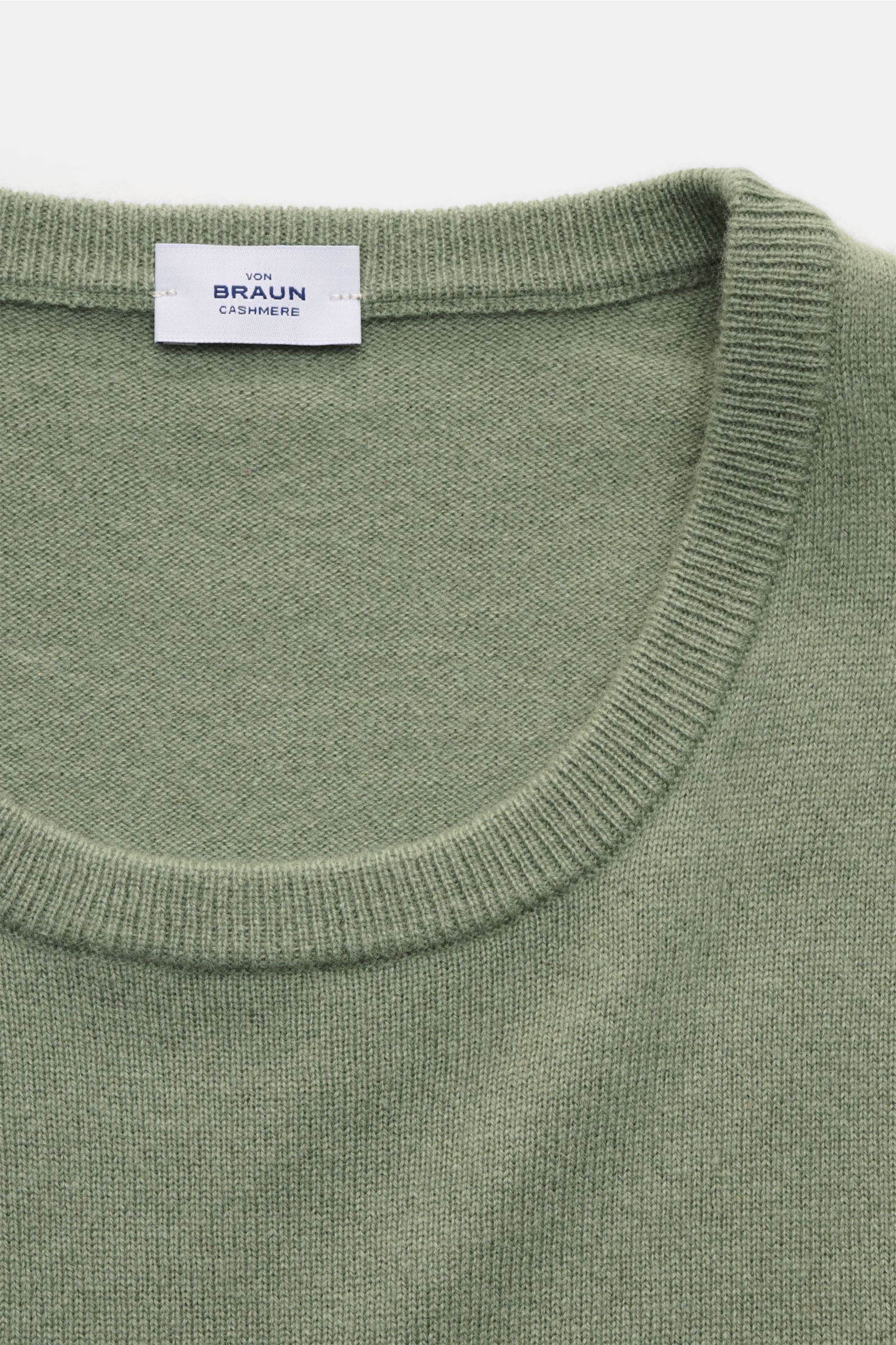 Nahaufnahme von von Braun Cashmere Rundhalspullover salbei mit Rundhalsausschnitt, feinem Strickbild, Slim Fit und weichem Griff.