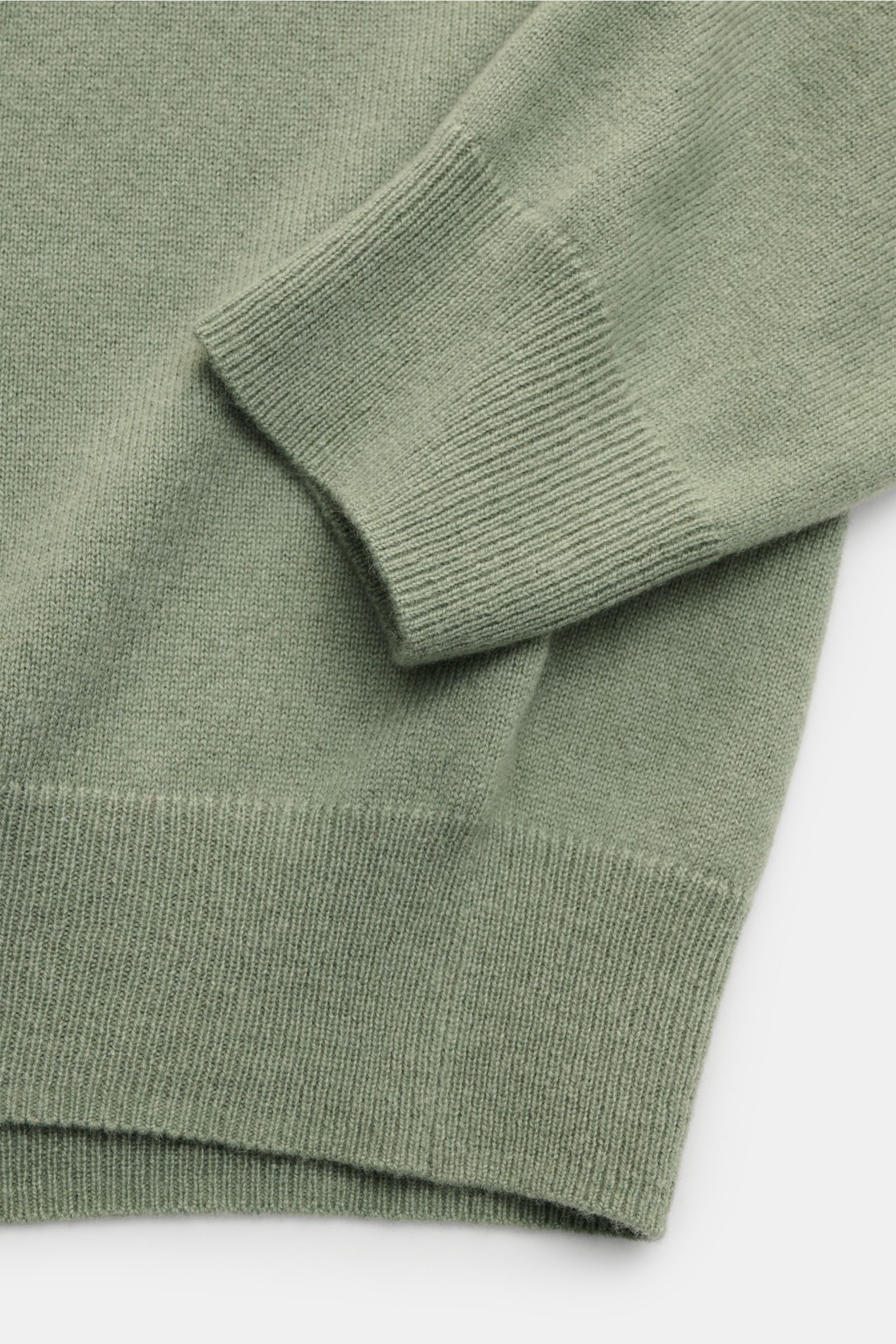 von Braun Cashmere Rundhalspullover salbei aus feinem Strick, Slim Fit mit Rundhalsausschnitt und flexiblen Rippbündchen, Detailaufnahme Ärmel und Saum