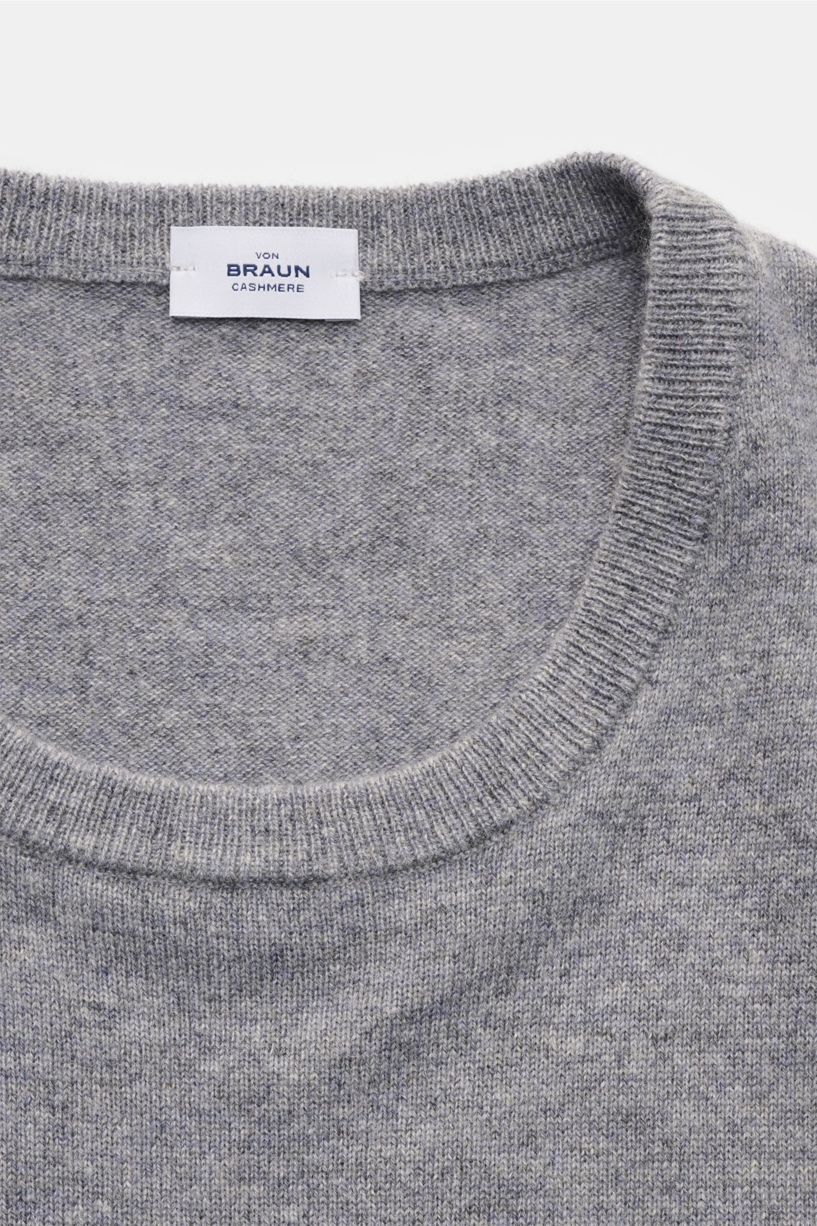 von Braun Cashmere Rundhalspullover grau meliert in Nahaufnahme von oben, Slim Fit, feines Strickbild, weicher Griff, Rundhalsausschnitt, flexible Rippbündchen, reiner mongolischer Cashmere.