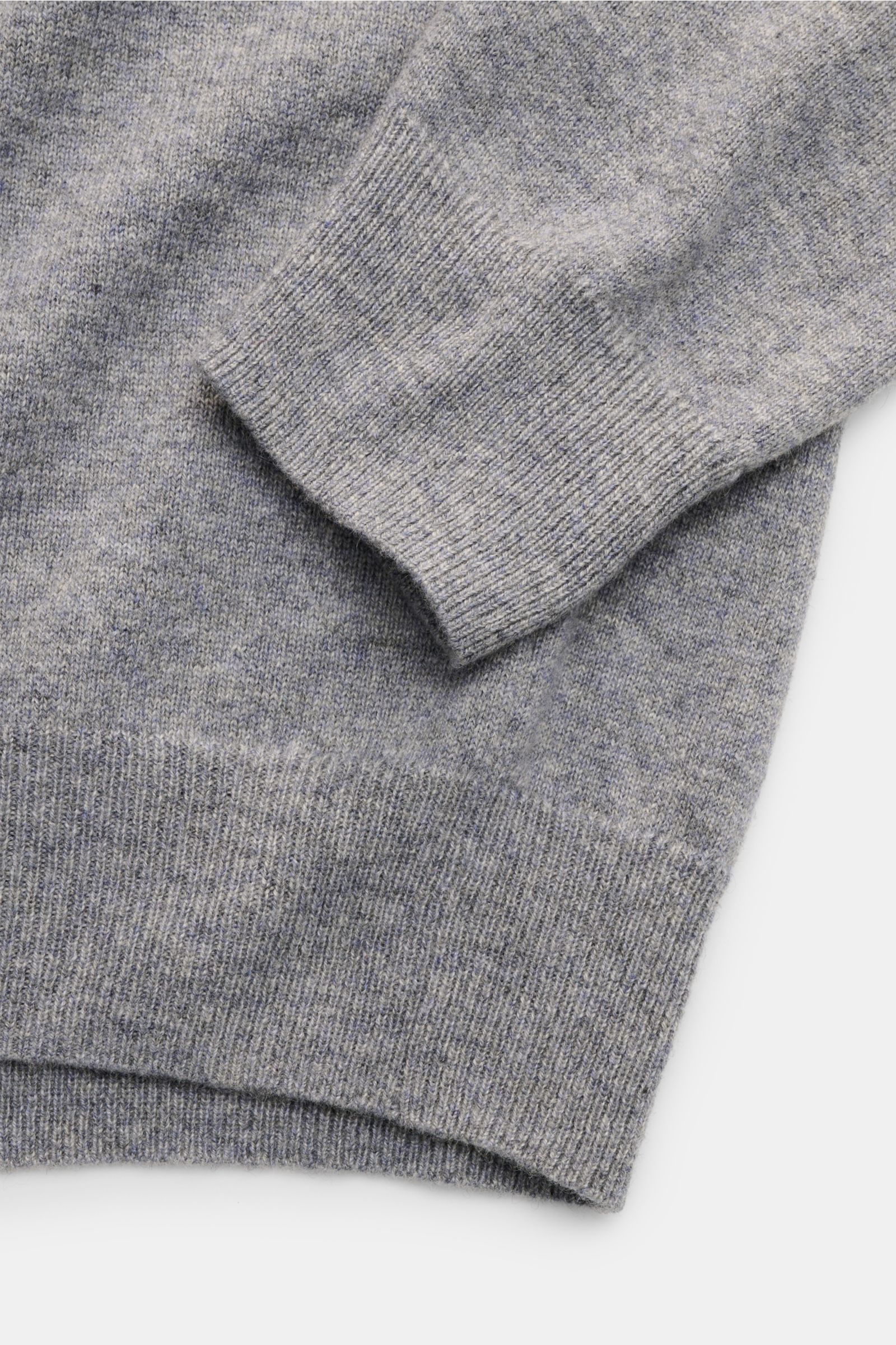 Nahaufnahme des von Braun Cashmere Rundhalspullover grau meliert von oben, zeigt weichen Griff, feines Strickbild, Slim Fit, Rundhalsausschnitt und flexible Rippbündchen.