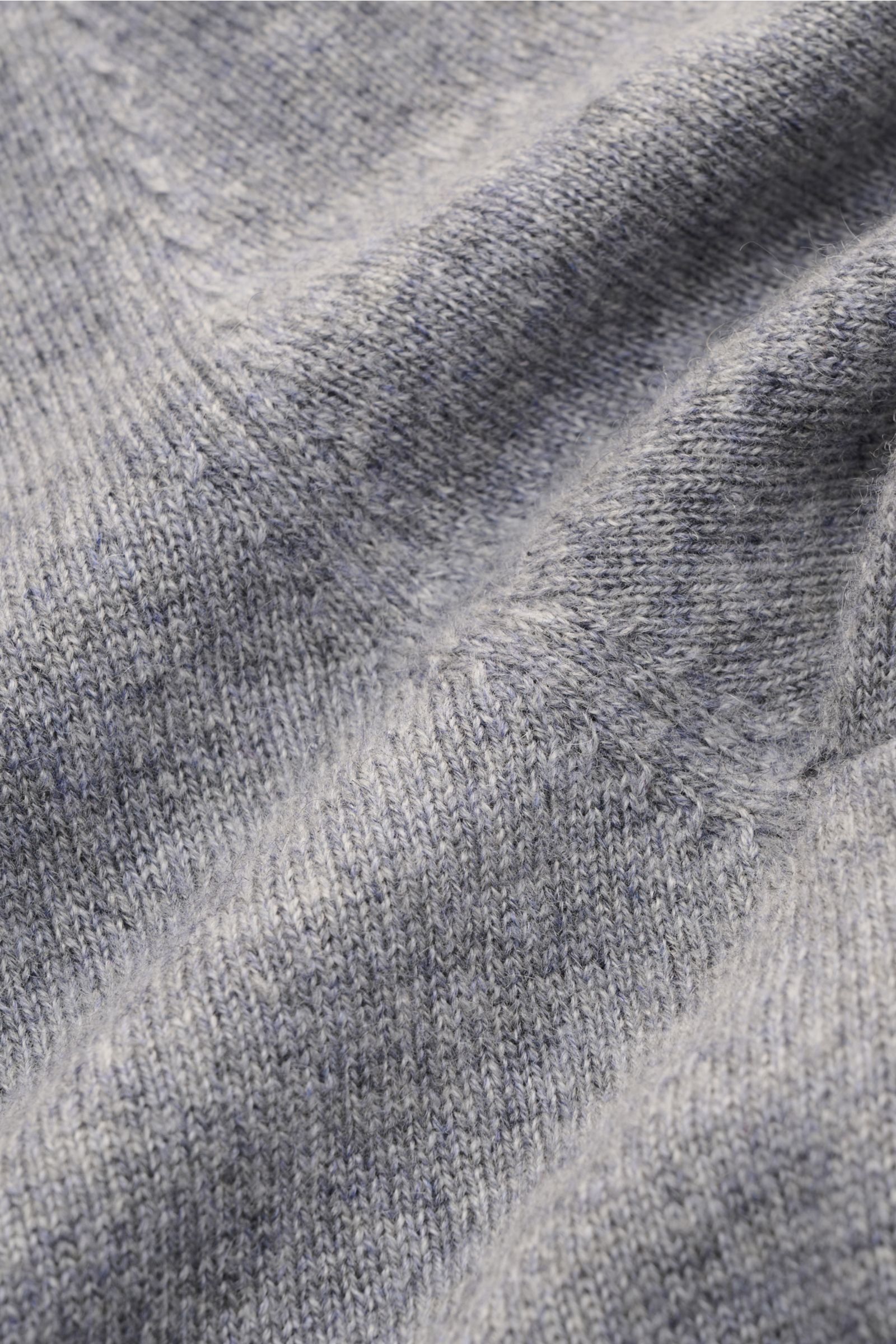 Nahaufnahme des von Braun Cashmere Rundhalspullover grau meliert aus reinem, weichem Cashmere mit feinem Strickbild und flexiblen Rippbündchen.